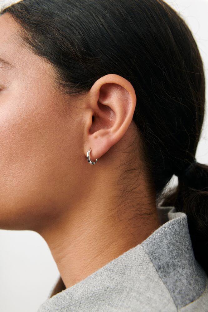 Small Spirit Huggies Forgyldt Messing – Ægte håndværk fra Dirks Jewellery