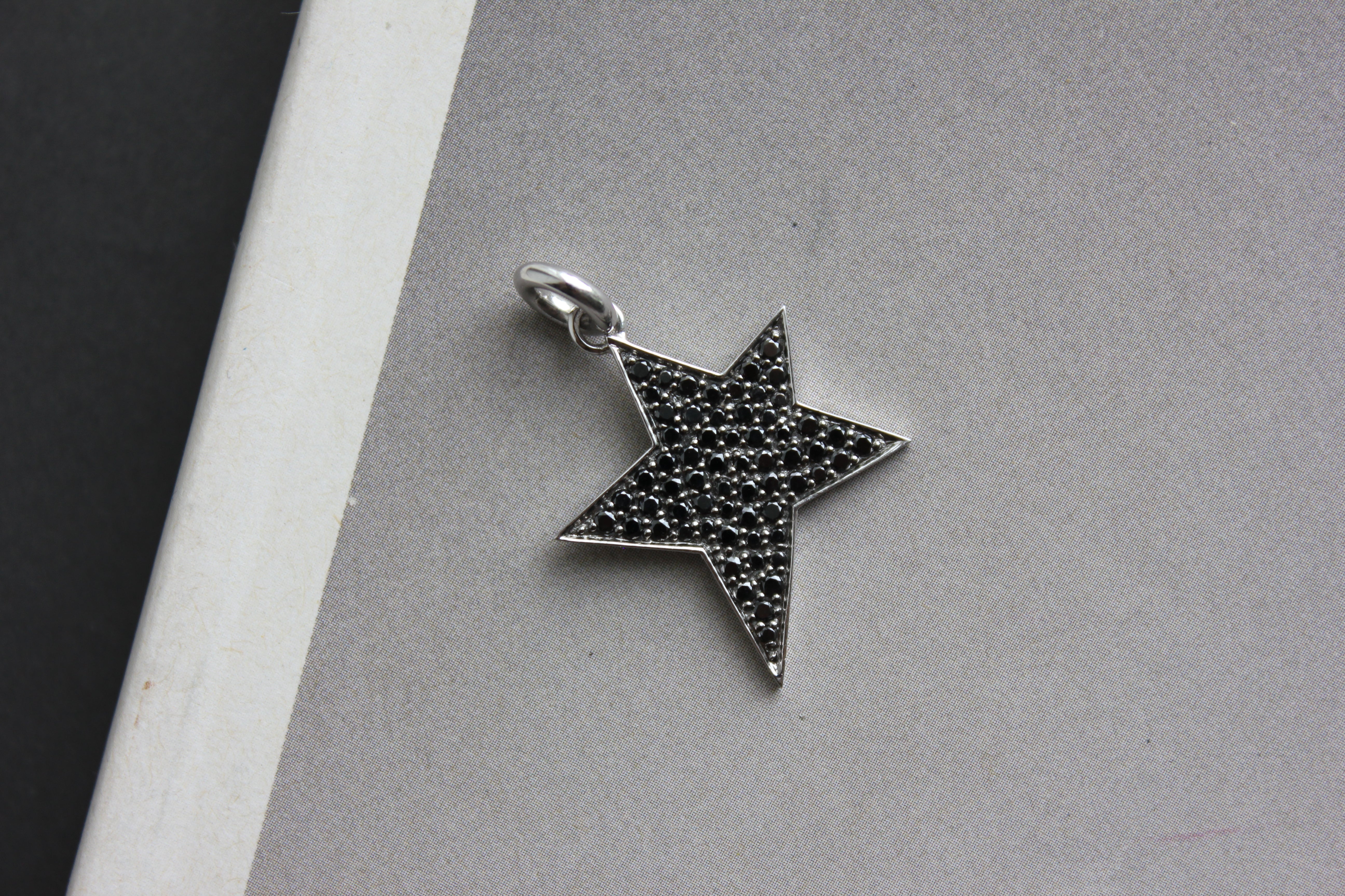 Black Star, 14K hvg. vedh. m. – fra Dirks Jewellery | Dirks Jewellery