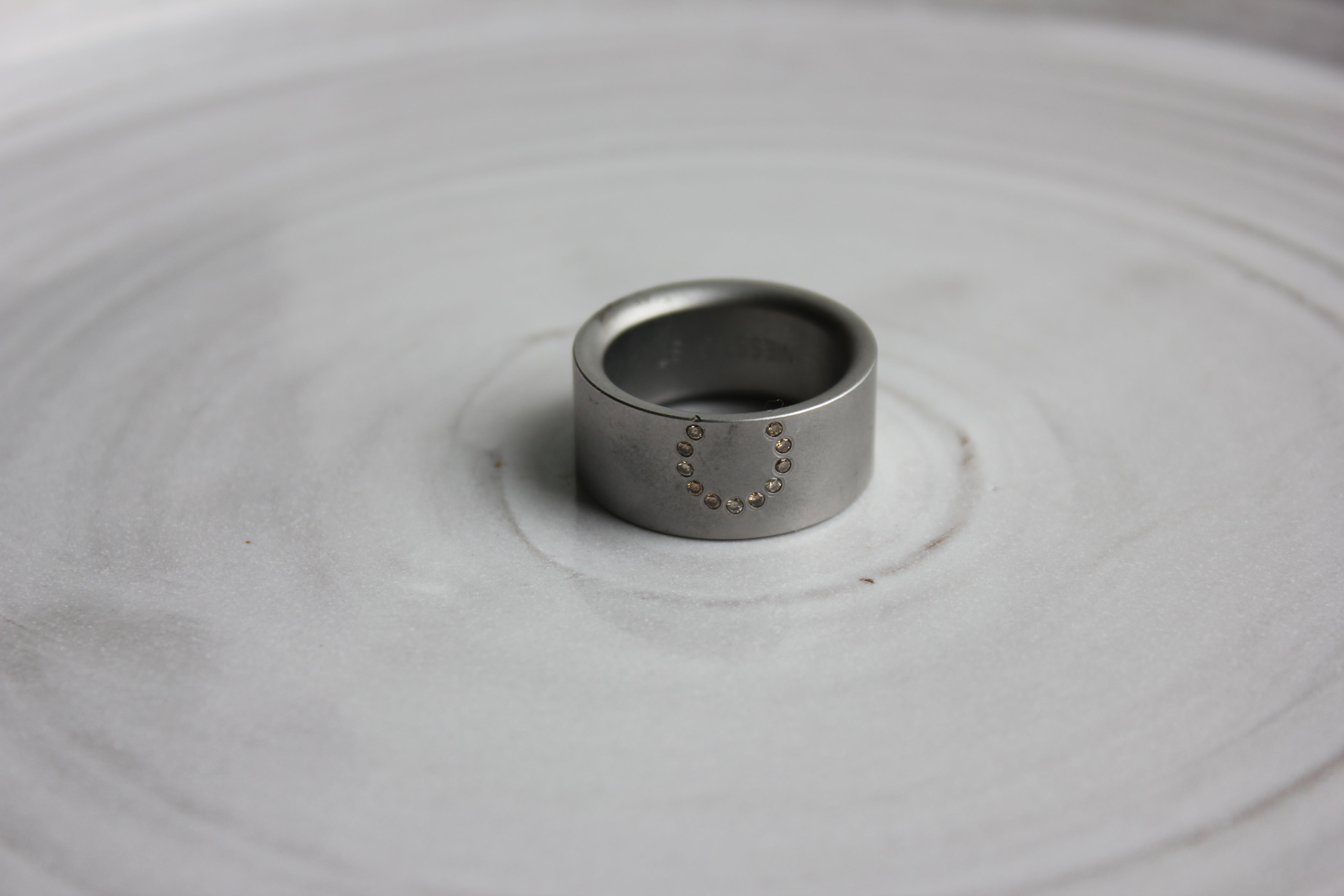 Chorus Circle ring i stål – fra Dirks Jewellery | Dirks Jewellery