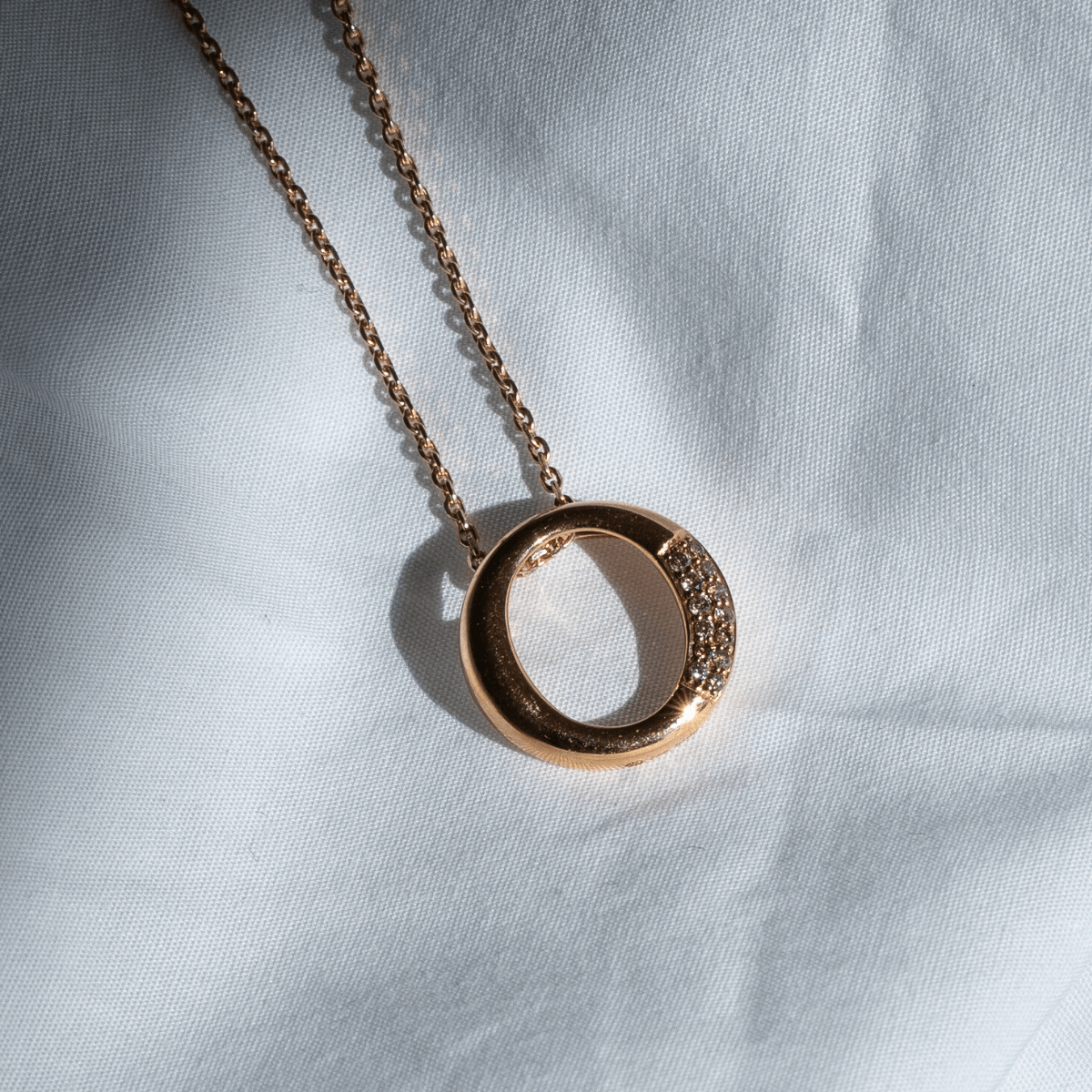 Vedh. 18K pg m. brune brill – Ægte håndværk fra Dirks Jewellery