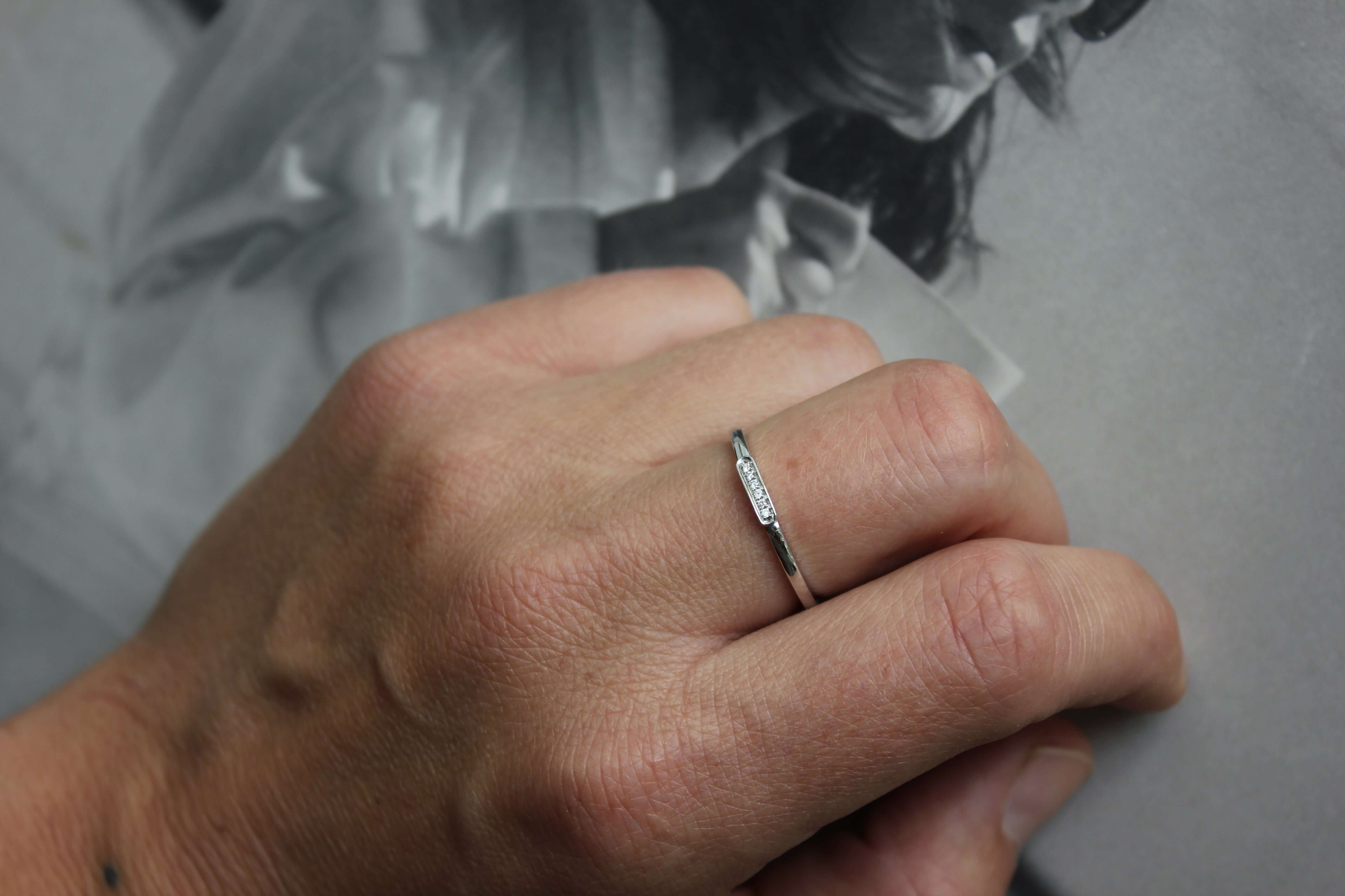 Curve Ring 14K Hvidguld – Ægte håndværk fra Dirks Jewellery