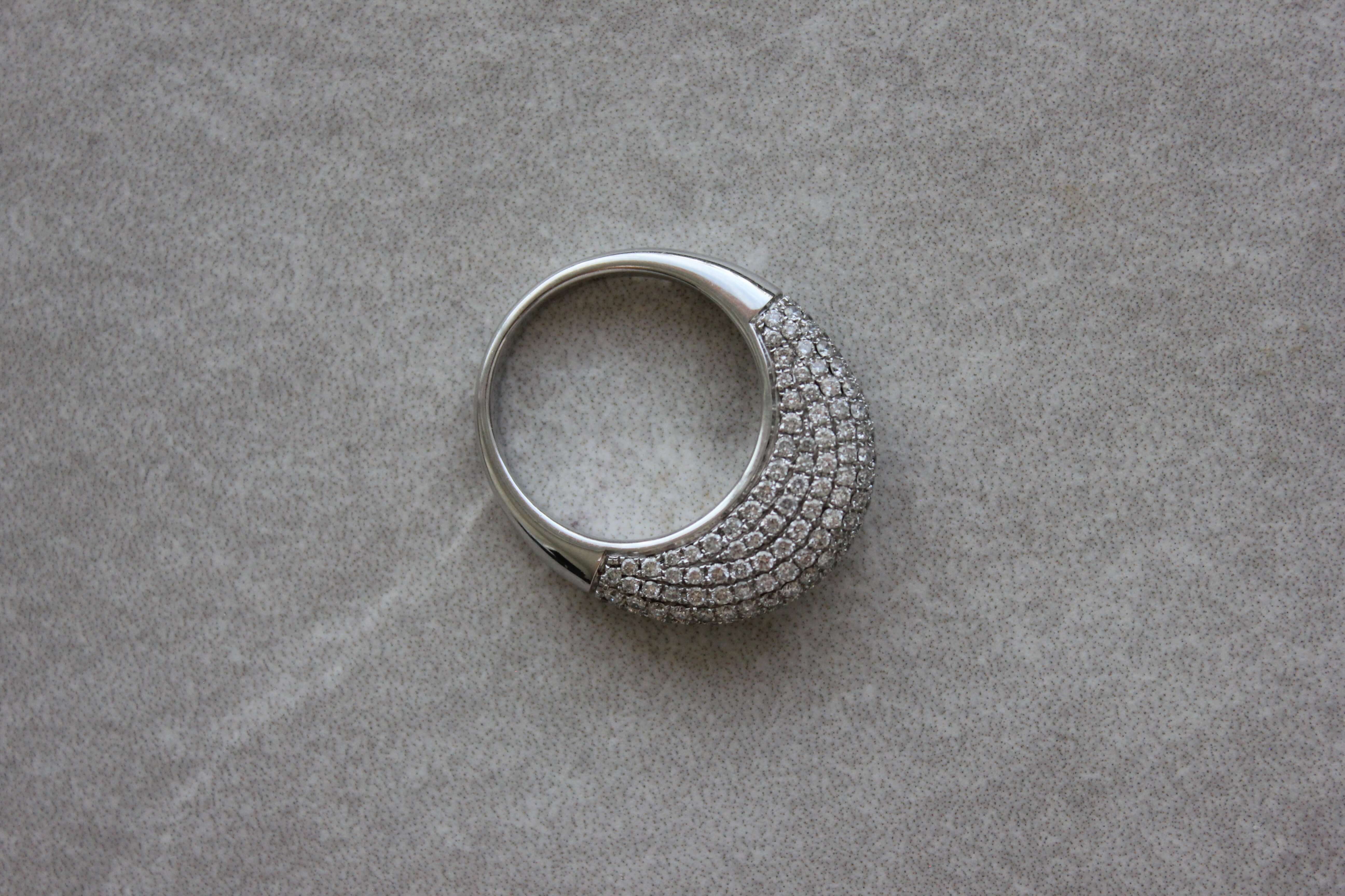 Ring, 14K hvg m. brillanter – Ægte håndværk fra Dirks Jewellery