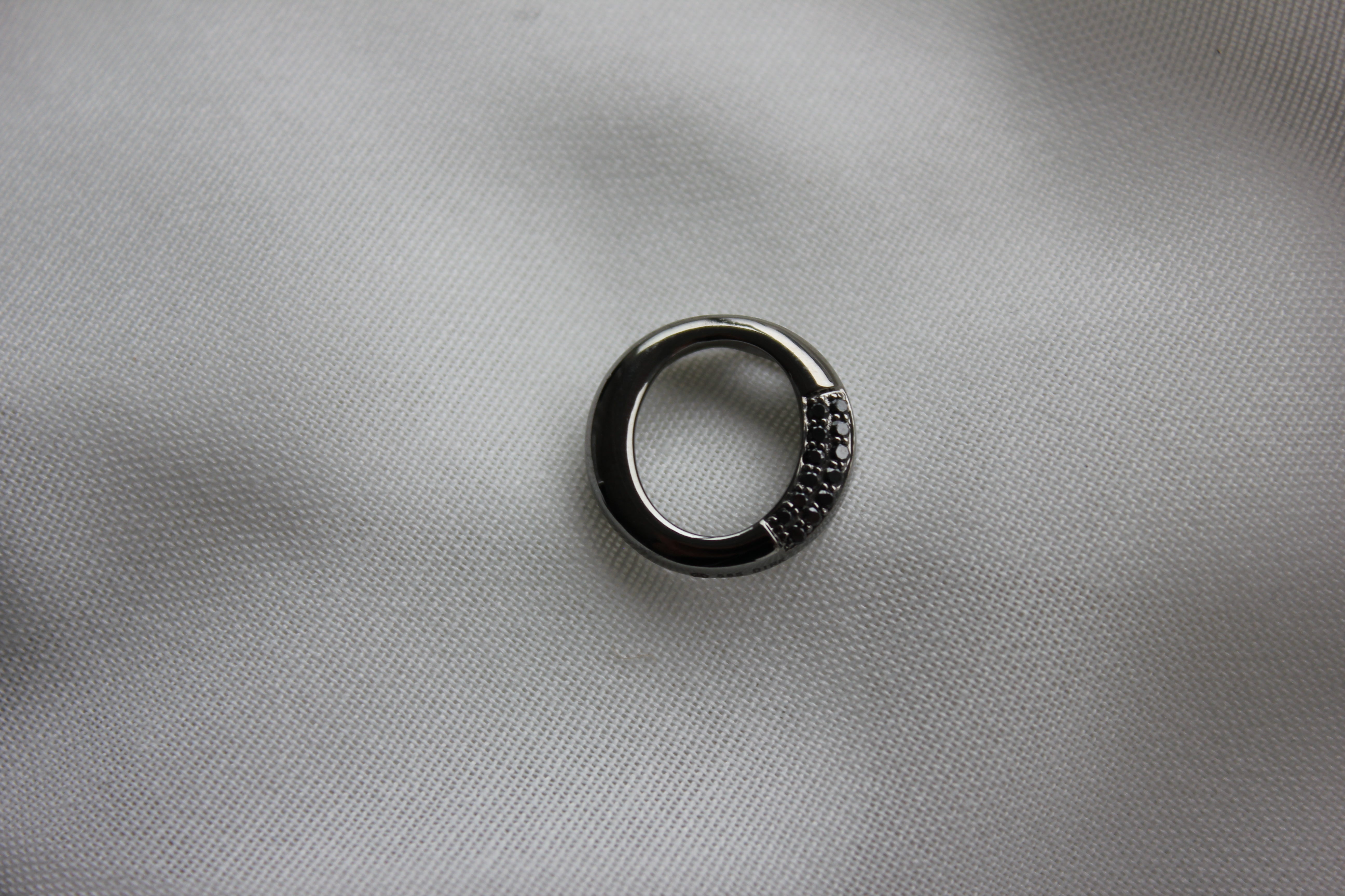 Vedh. 14K hvg sort rho. m. sor – fra Dirks Jewellery | Dirks Jewellery