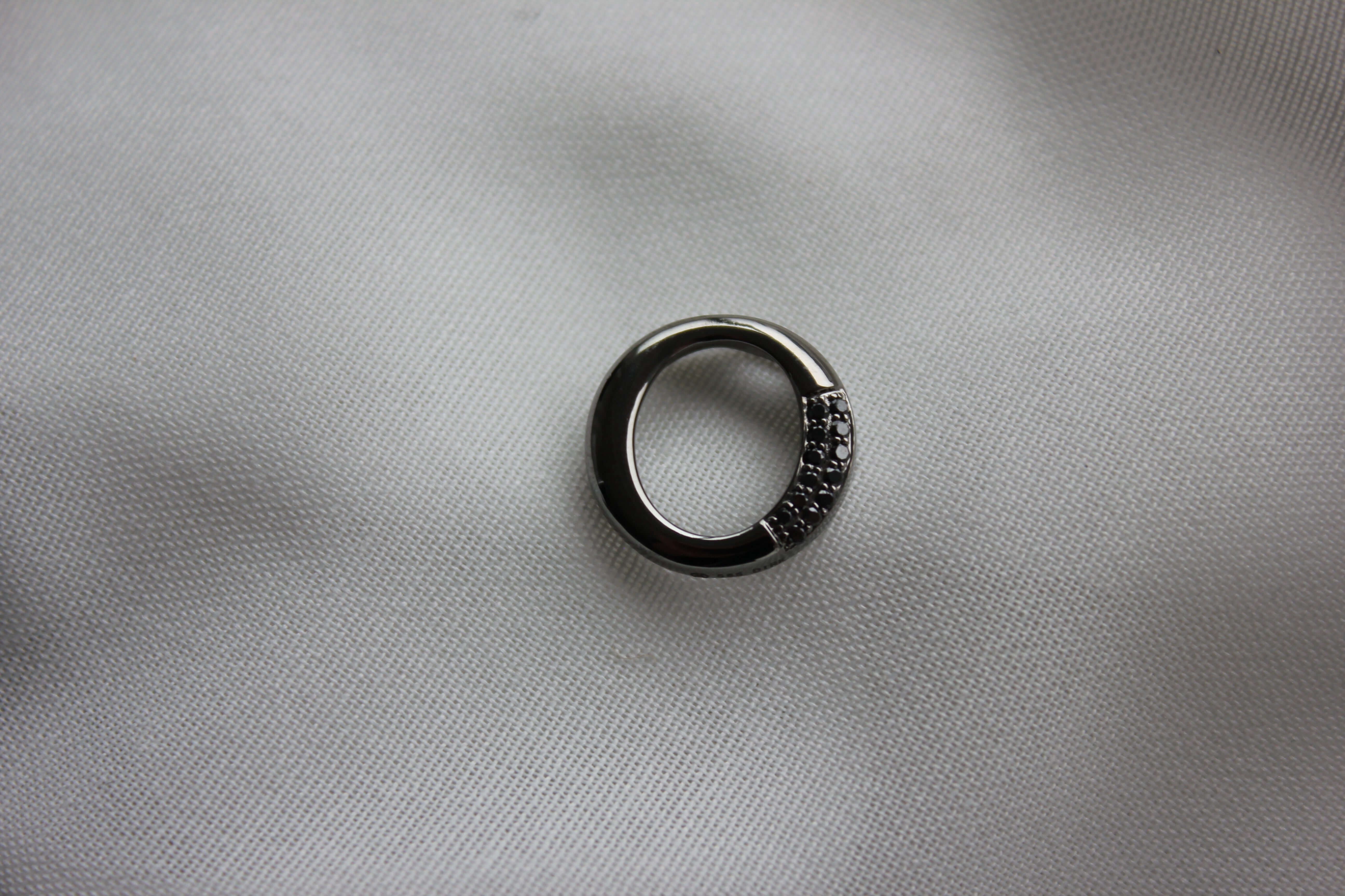 Vedh. 14K hvg sort rho. m. sor – Ægte håndværk fra Dirks Jewellery