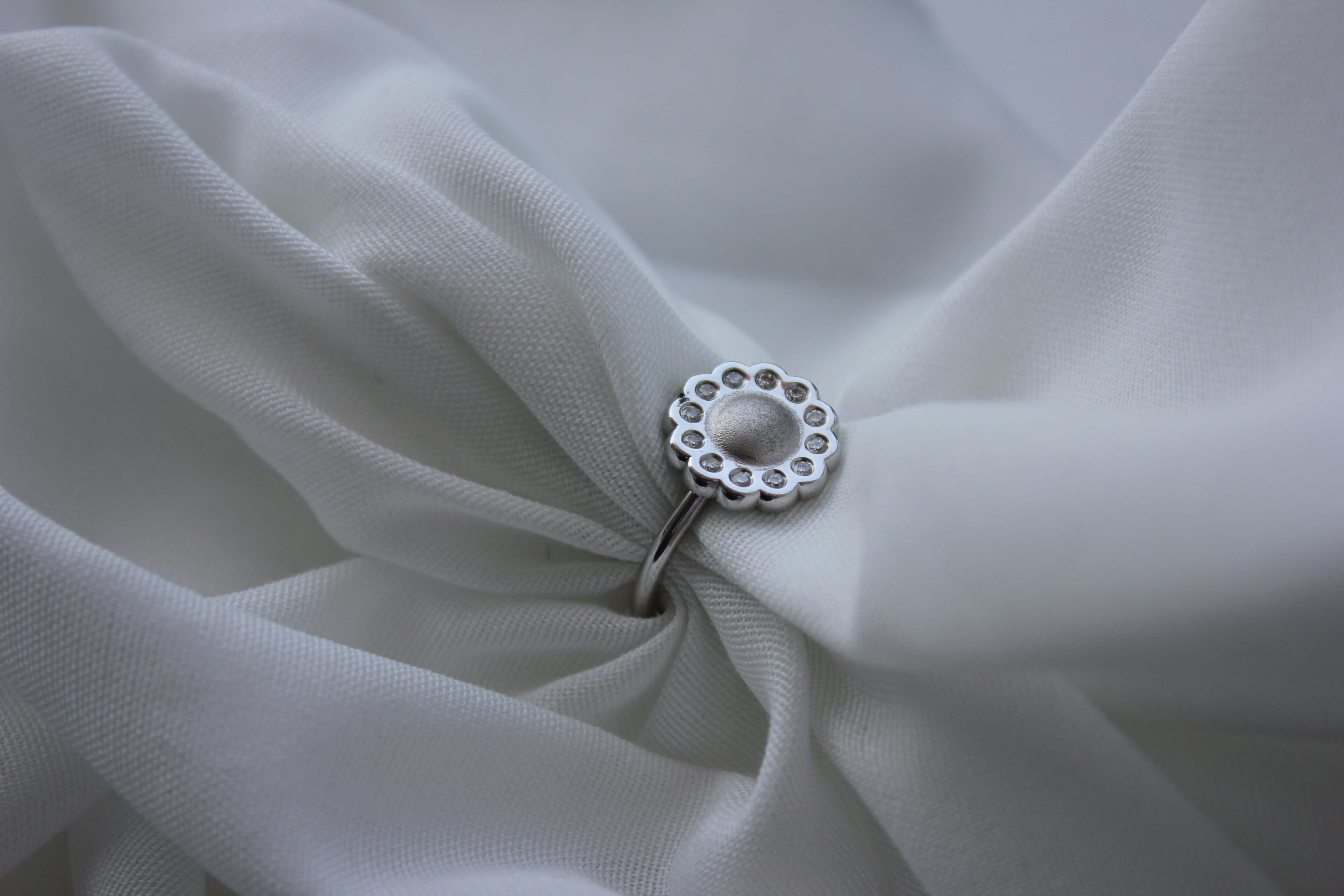 Fleur Ring 14K Hvidguld – Ægte håndværk fra Dirks Jewellery