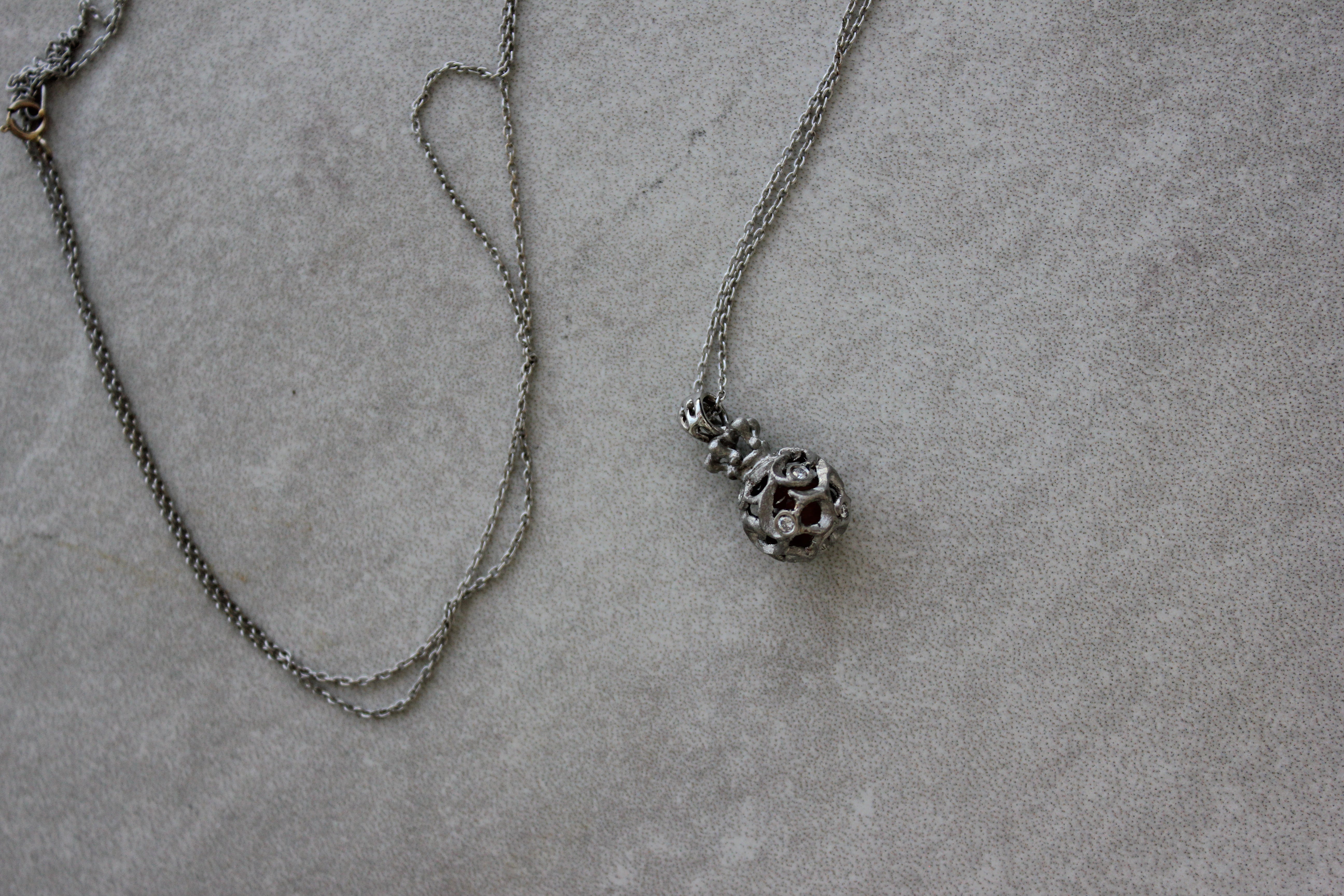 Kugle Vedhæng m. tigerøje 18K Hvidguld – fra Dirks Jewellery | Dirks Jewellery