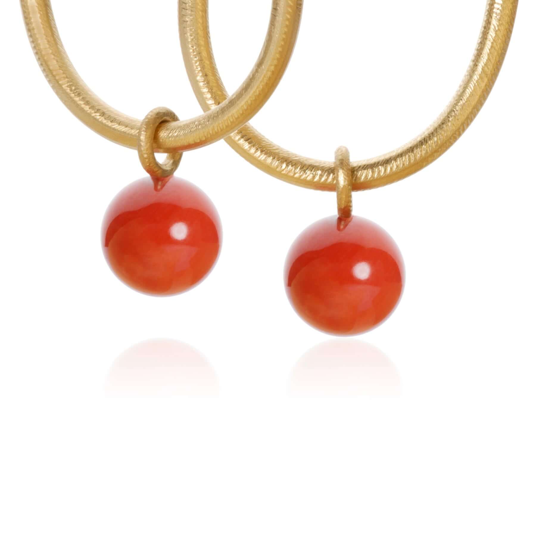 Globe vedhæng m. koral, par – Ægte håndværk fra Dirks Jewellery