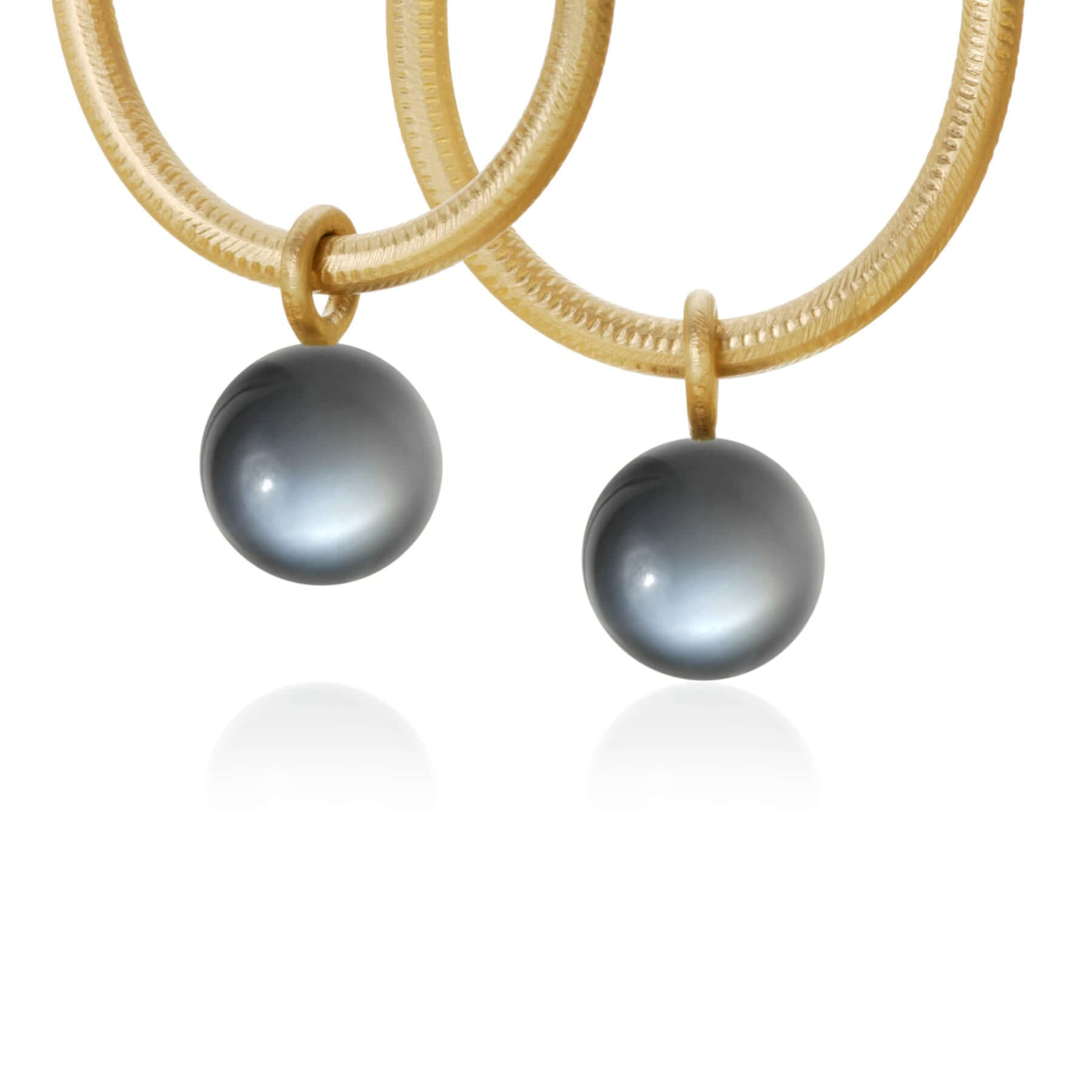 Globe vedhæng, 18K guld med månesten – Ægte håndværk fra Dirks Jewellery