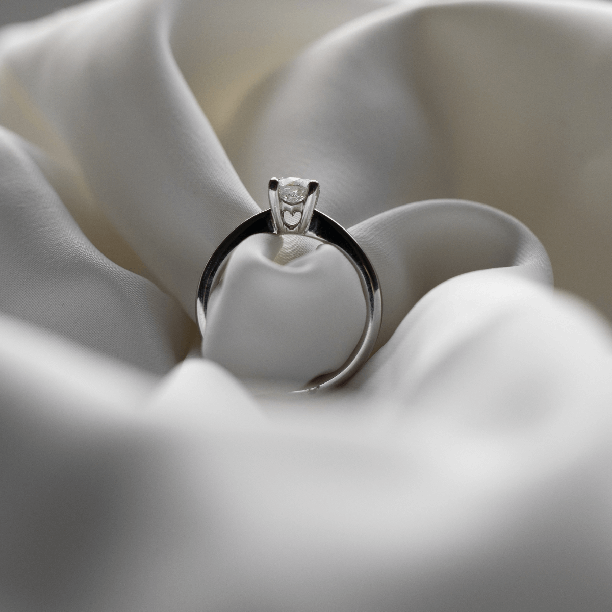 Heart Solitaire Ring 18K Hvidguld – Ægte håndværk fra Dirks Jewellery