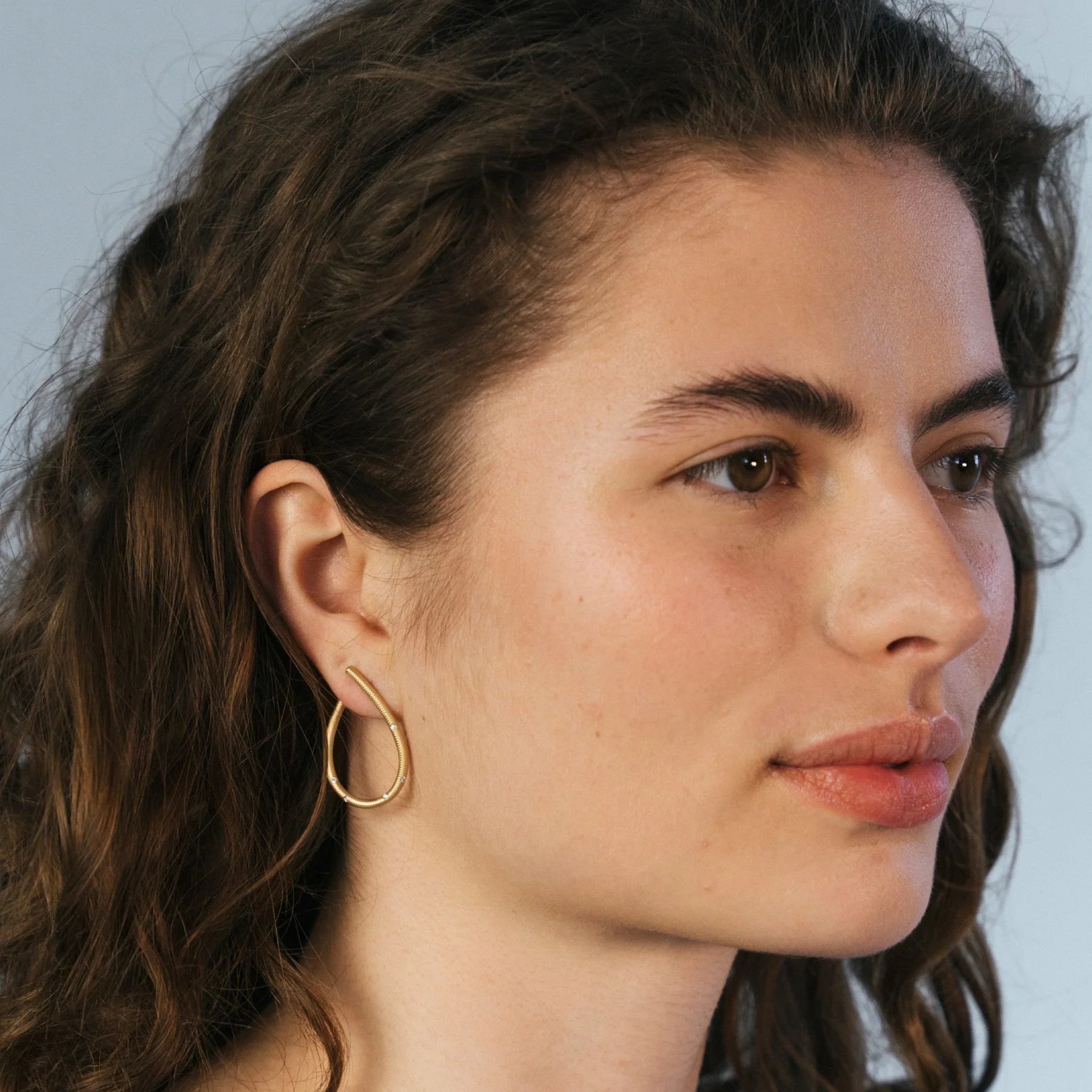 Kharisma Diamond Øreringe, 18K guld mellem – Hoop Earrings fra Dulong | Dirks Jewellery