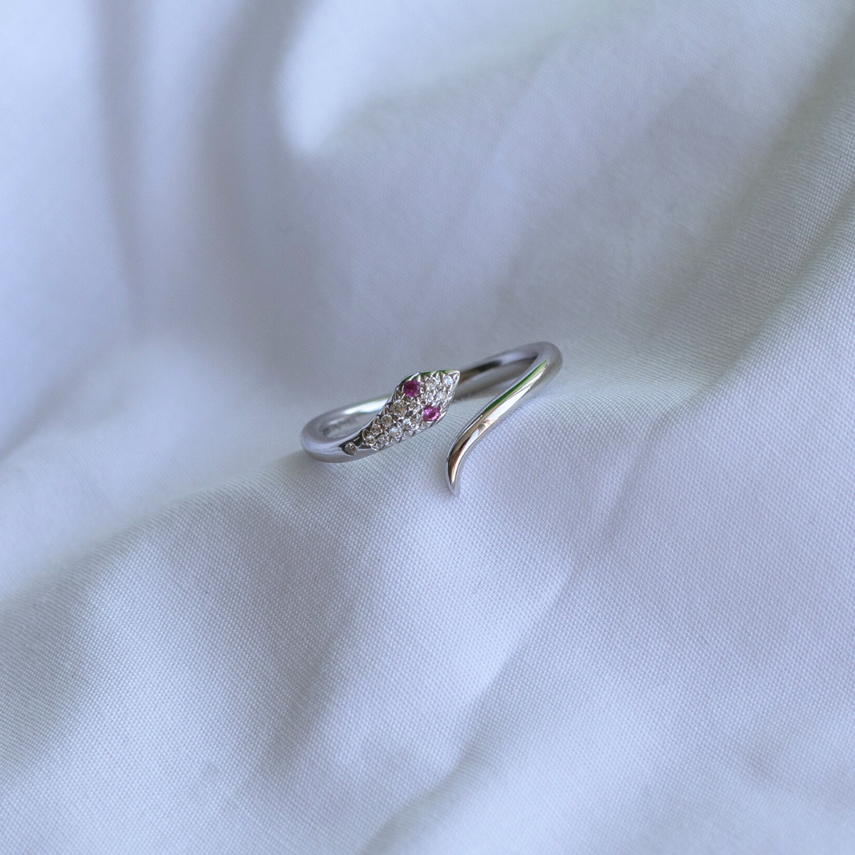 Life, 14K hvidguldsring m. safir og brillanter – fra Dirks Jewellery | Dirks Jewellery