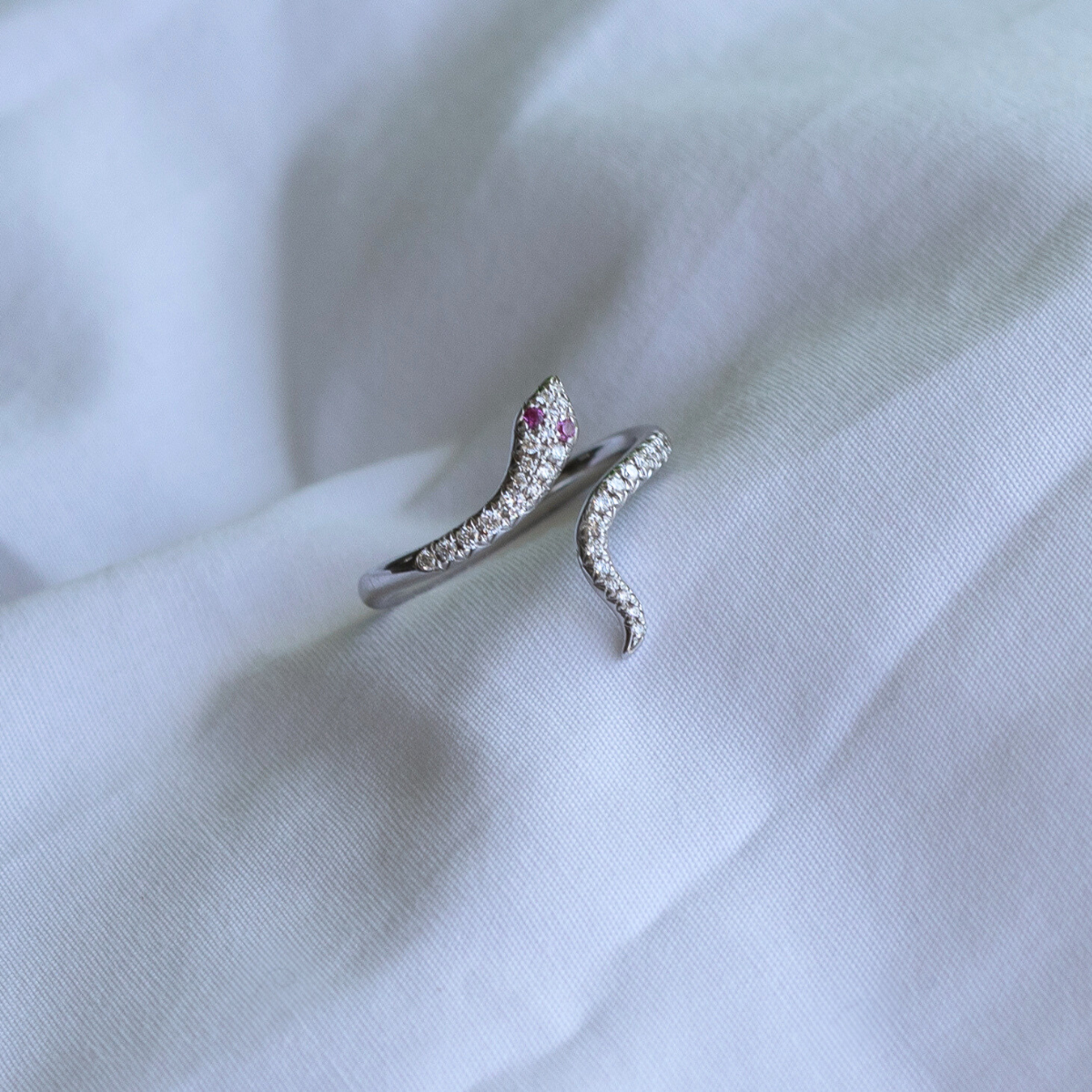 Life, 14K hvidguldsring m. safir og brillanter – fra Dirks Jewellery | Dirks Jewellery