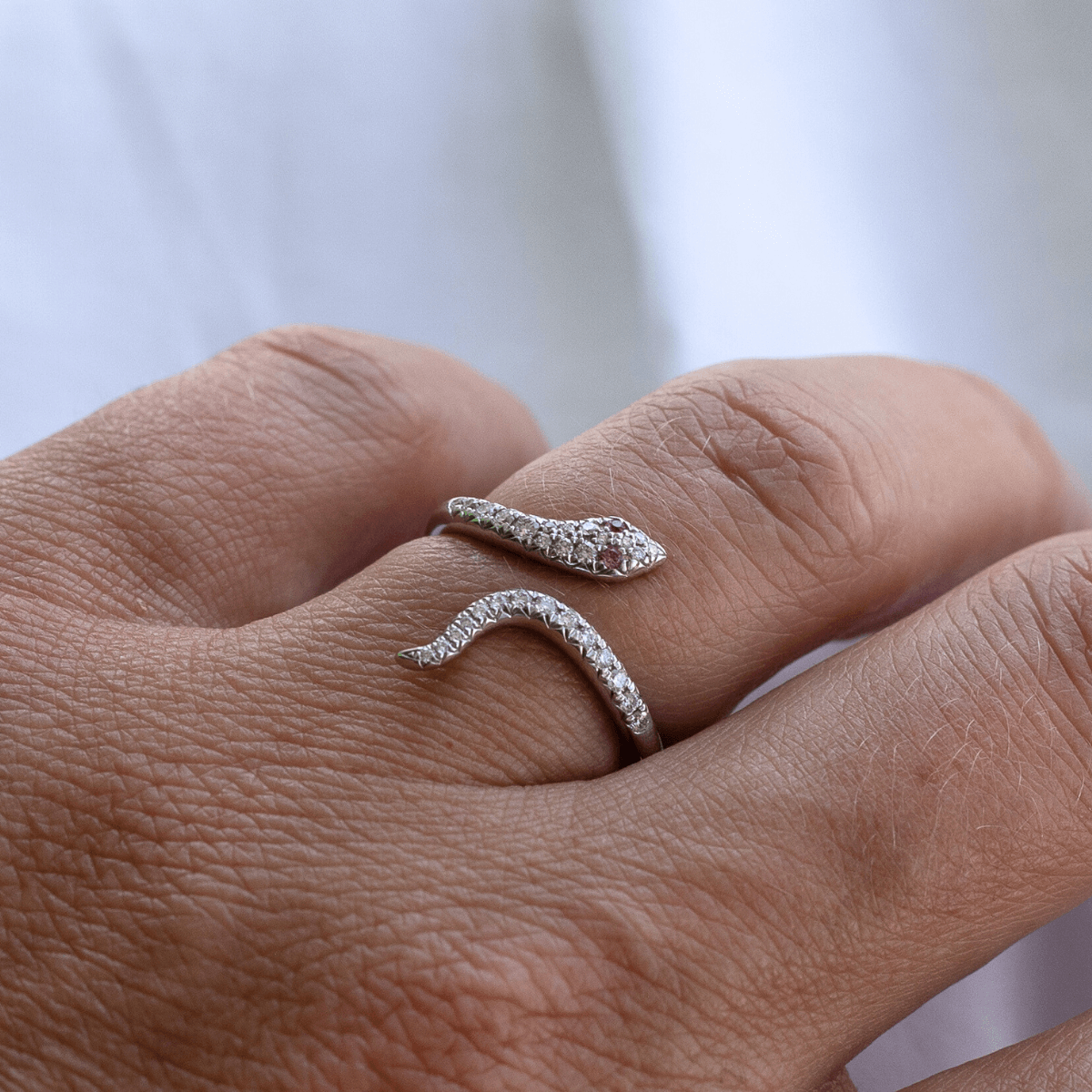 Life, 14K hvidguldsring m. safir og brillanter – Ægte håndværk fra Dirks Jewellery