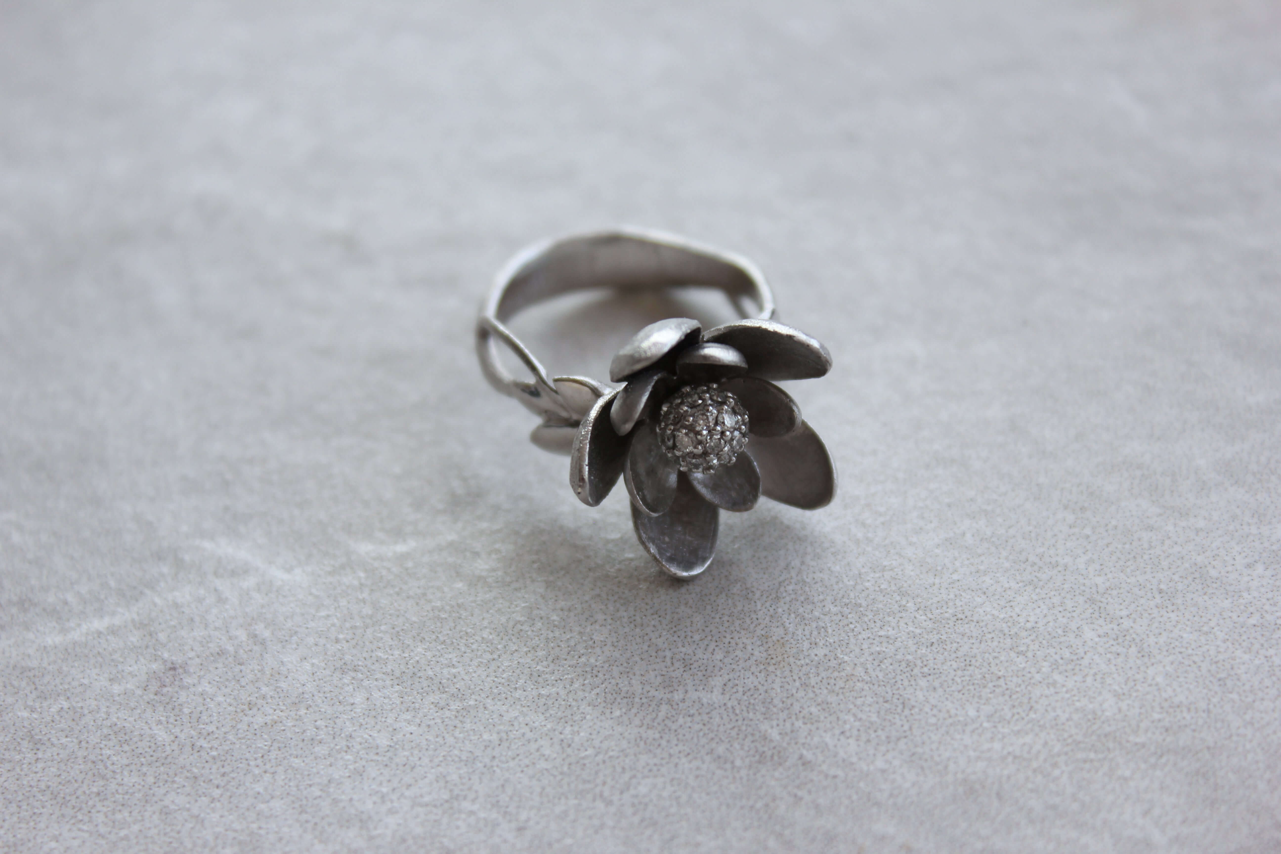 Mini Diva Ring 14K Hvidguld – Ægte håndværk fra Dirks Jewellery