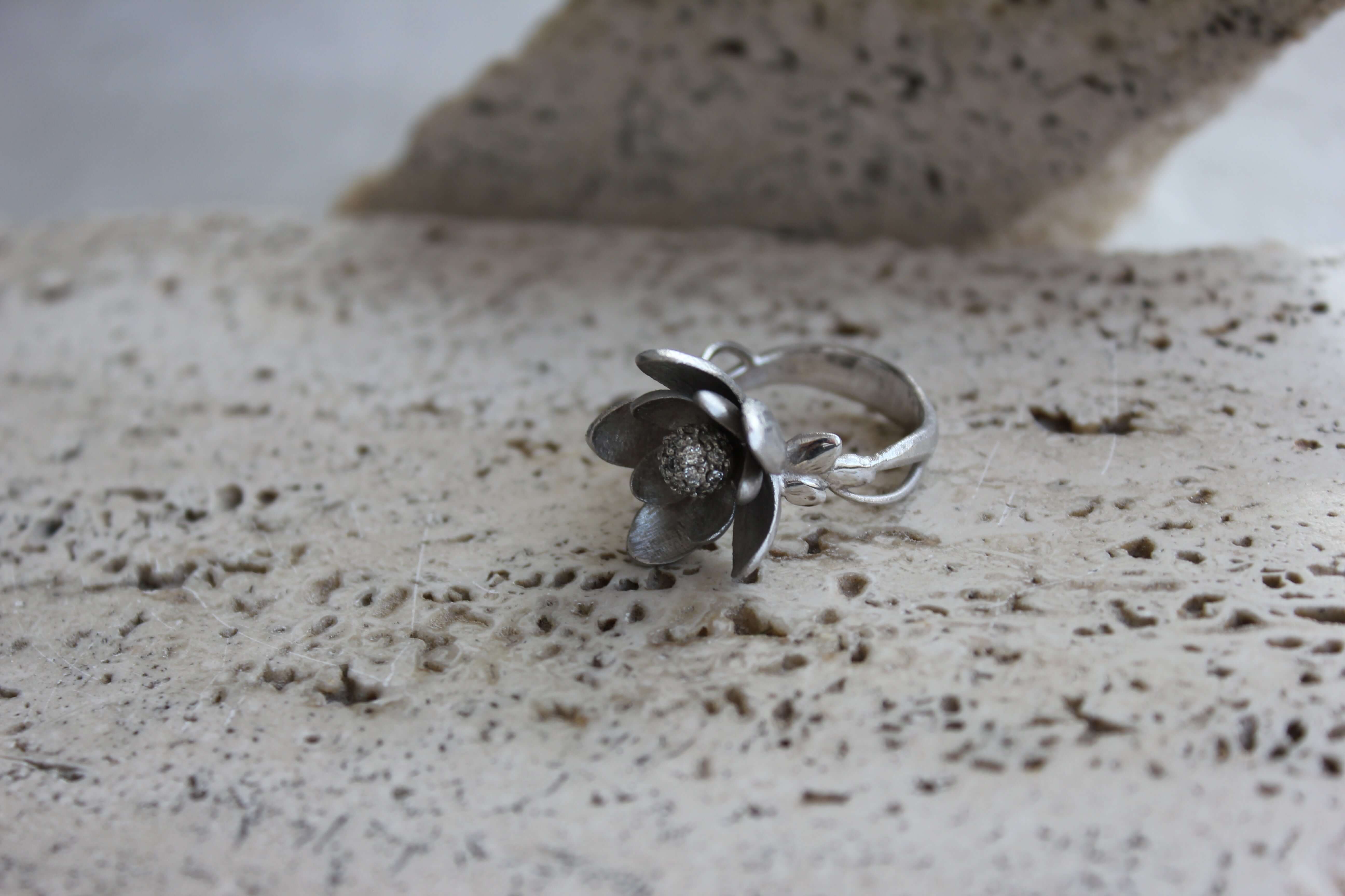 Mini Diva Ring 14K Hvidguld – Ægte håndværk fra Dirks Jewellery