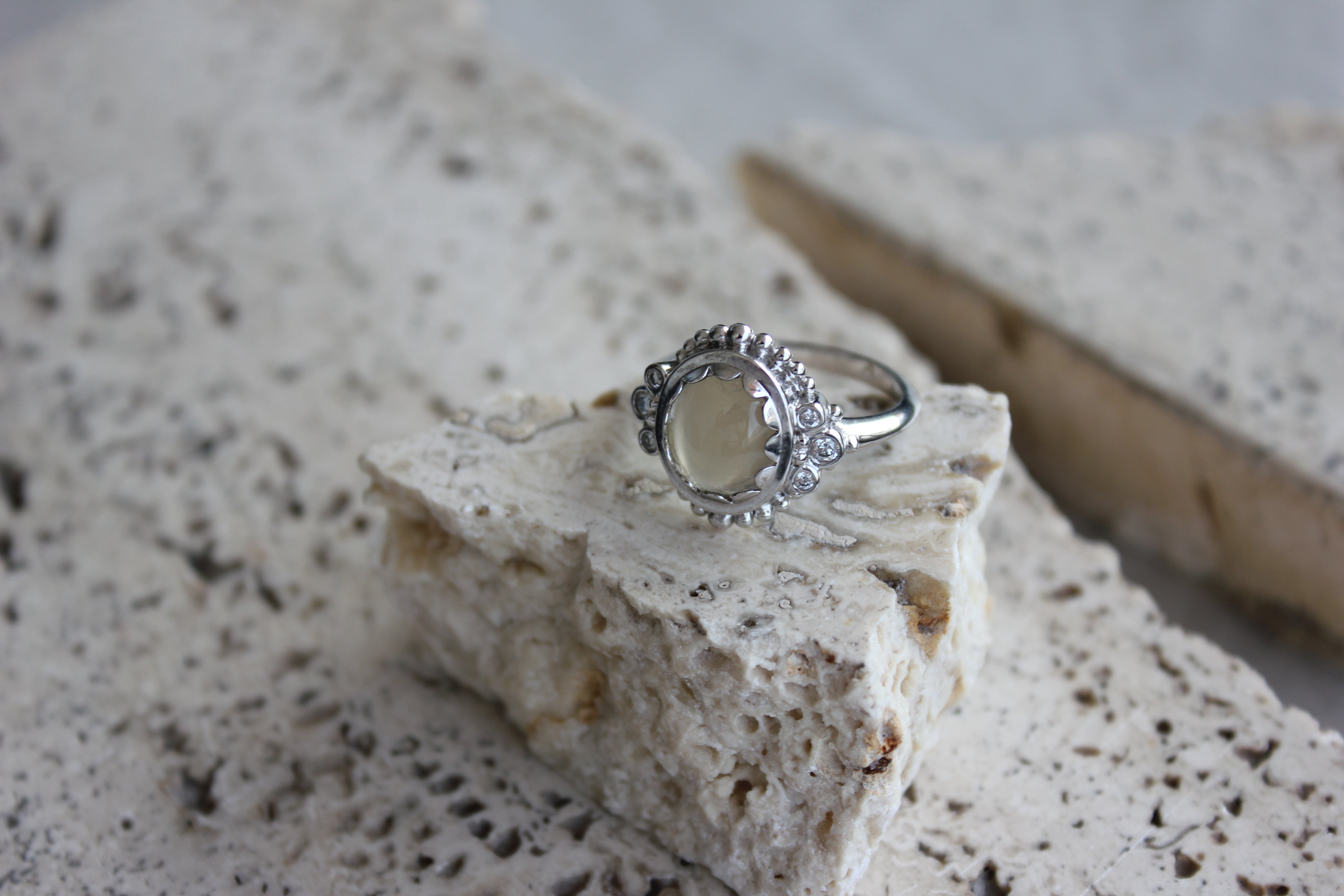 Mirror, ring 14K hvg m. månest – fra Dirks Jewellery | Dirks Jewellery