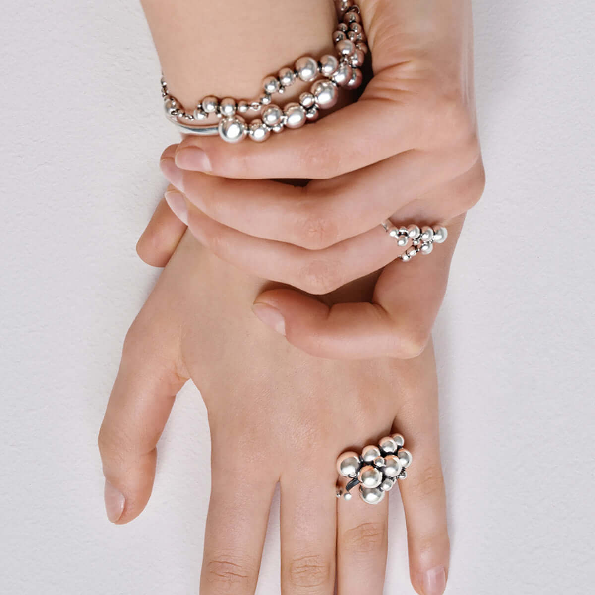 Grape, closed bangle, sølv – Ægte håndværk fra Dirks Jewellery