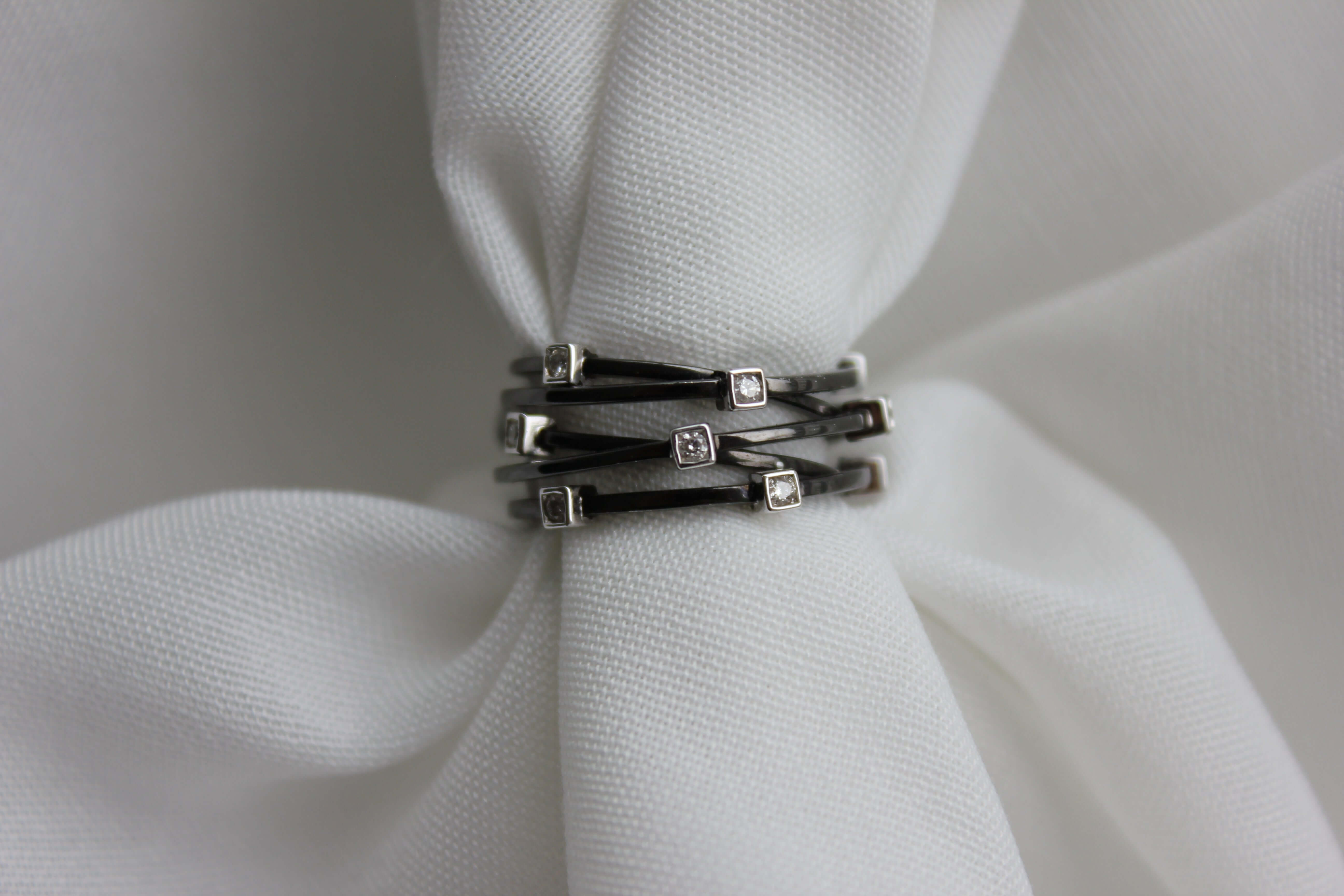 Noir Ring 18K Hvidguld – Ægte håndværk fra Dirks Jewellery