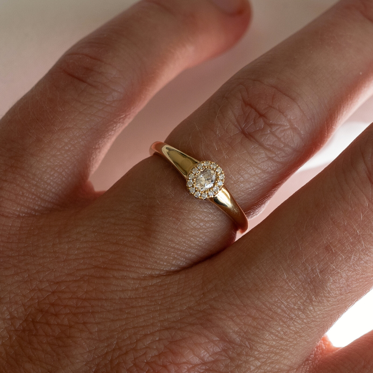 Ouverture, haloring 18K guld m. brillanter+oval di – fra Dirks Jewellery | Dirks Jewellery