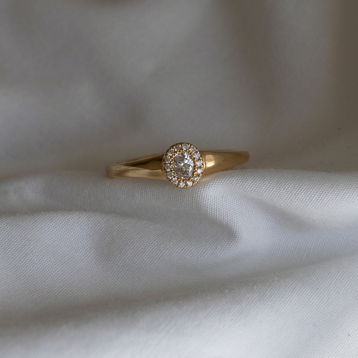 Ouverture, haloring 18K guld m. brillanter+oval di – fra Dirks Jewellery | Dirks Jewellery