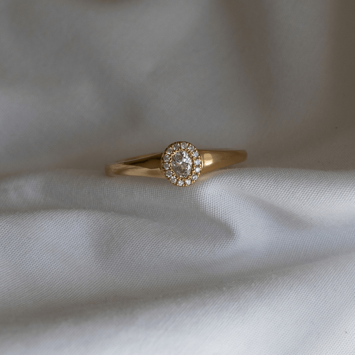 Ouverture, haloring 18K guld m. brillanter+oval di – Ægte håndværk fra Dirks Jewellery