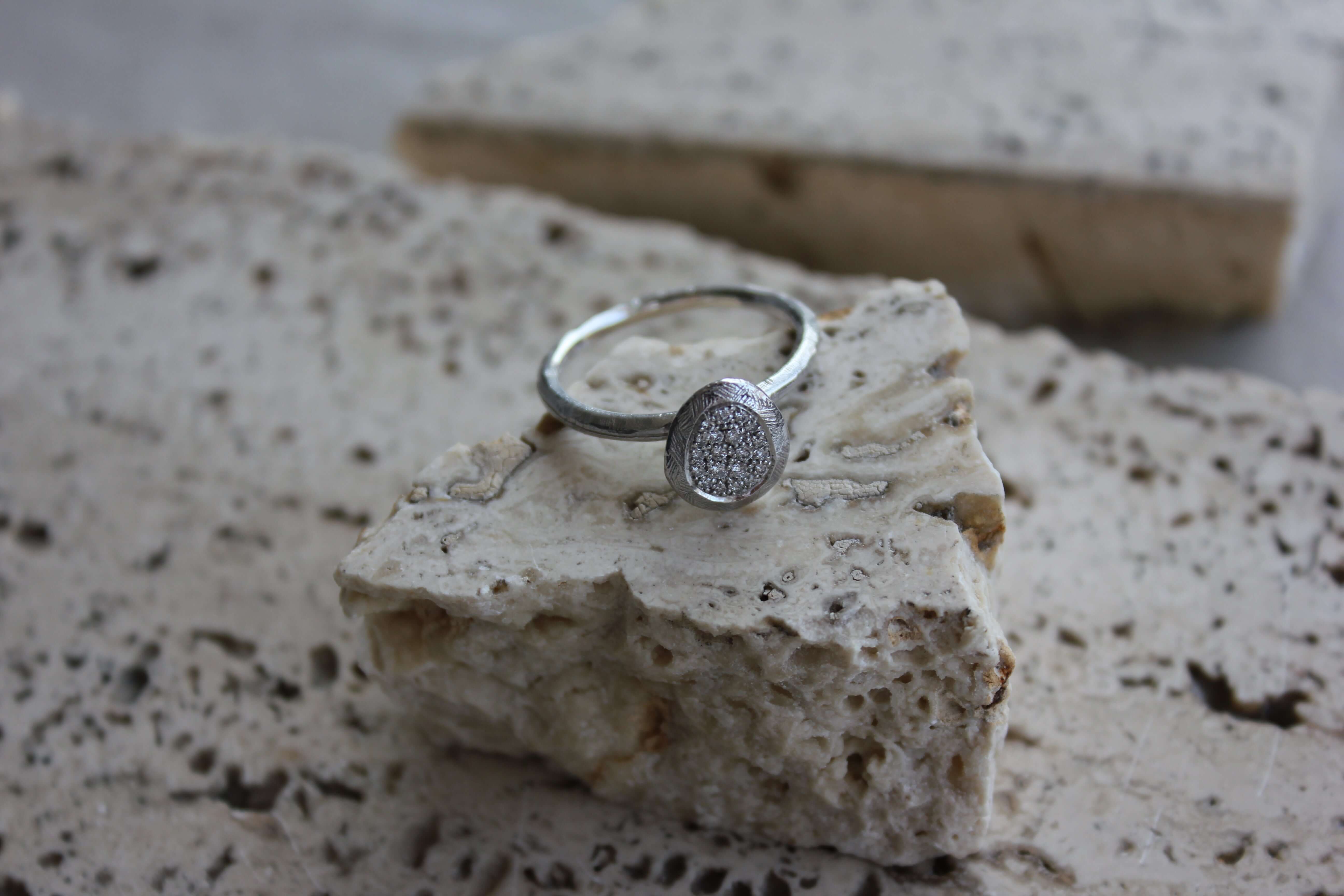 Rustik Ring 14k hvidguld – Ægte håndværk fra Dirks Jewellery