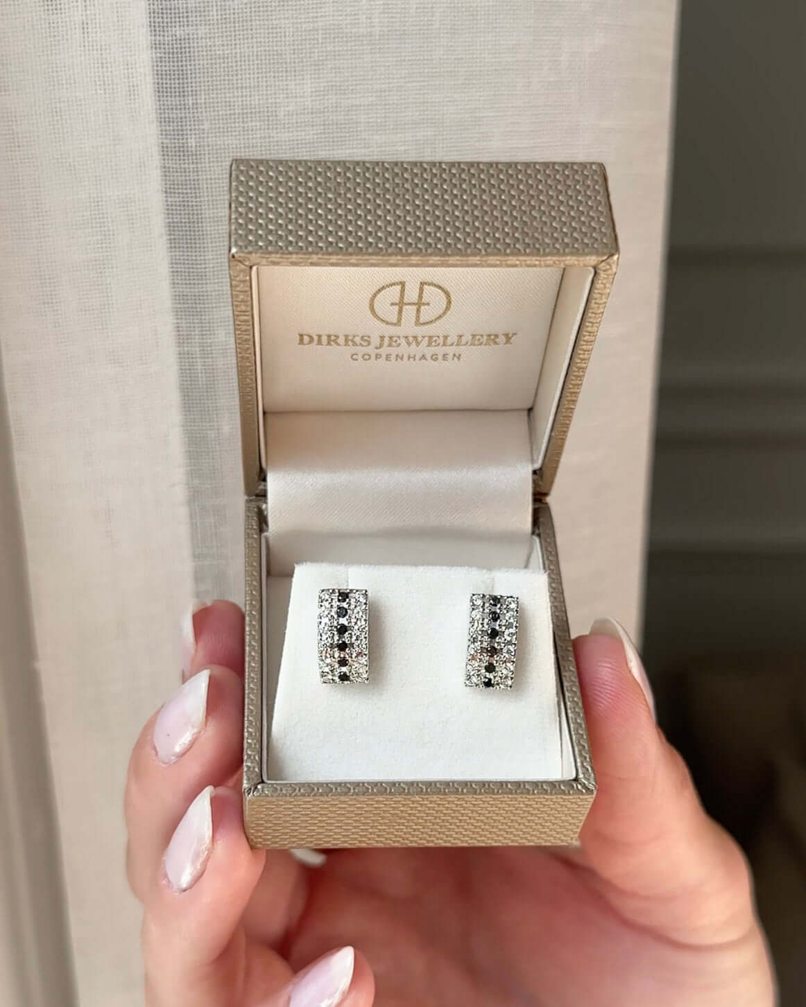 Ørestikker 14K Hvidguld – Ægte håndværk fra Dirks Jewellery