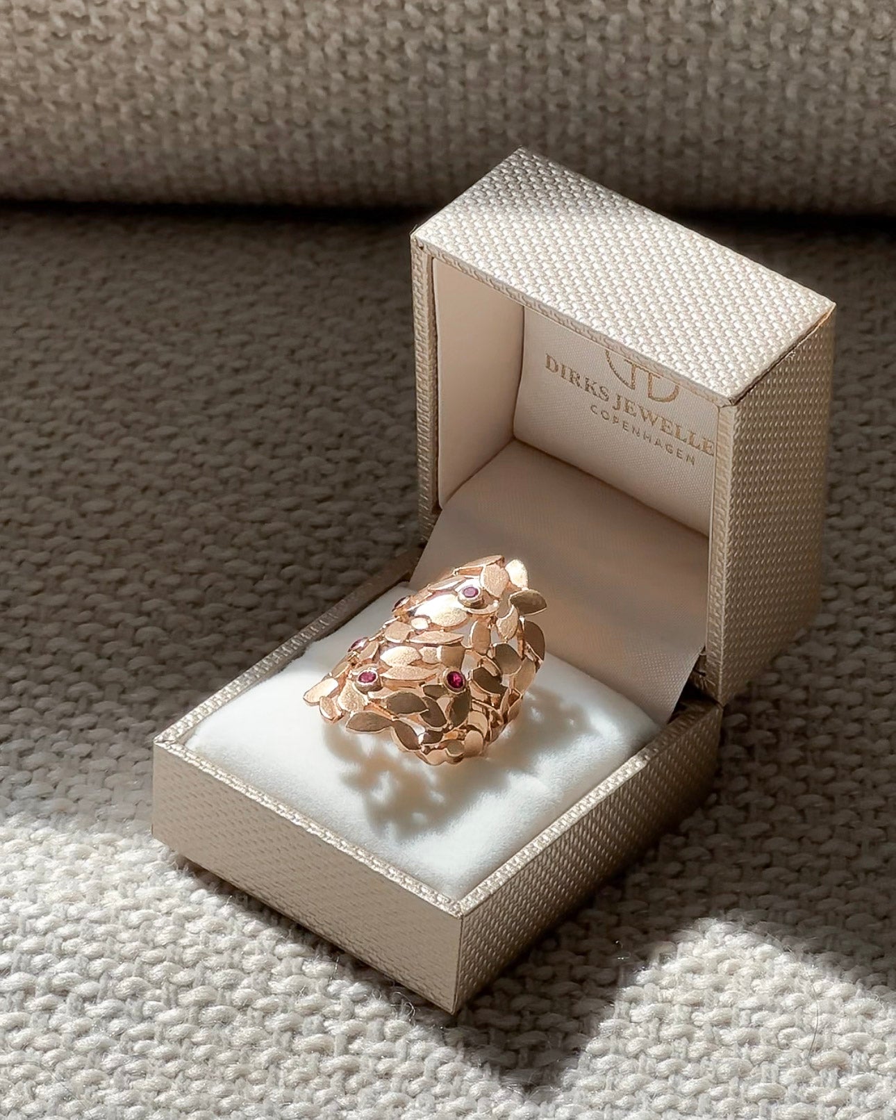 Leaves, 14K rosa med rubiner – fra Dirks Jewellery | Dirks Jewellery