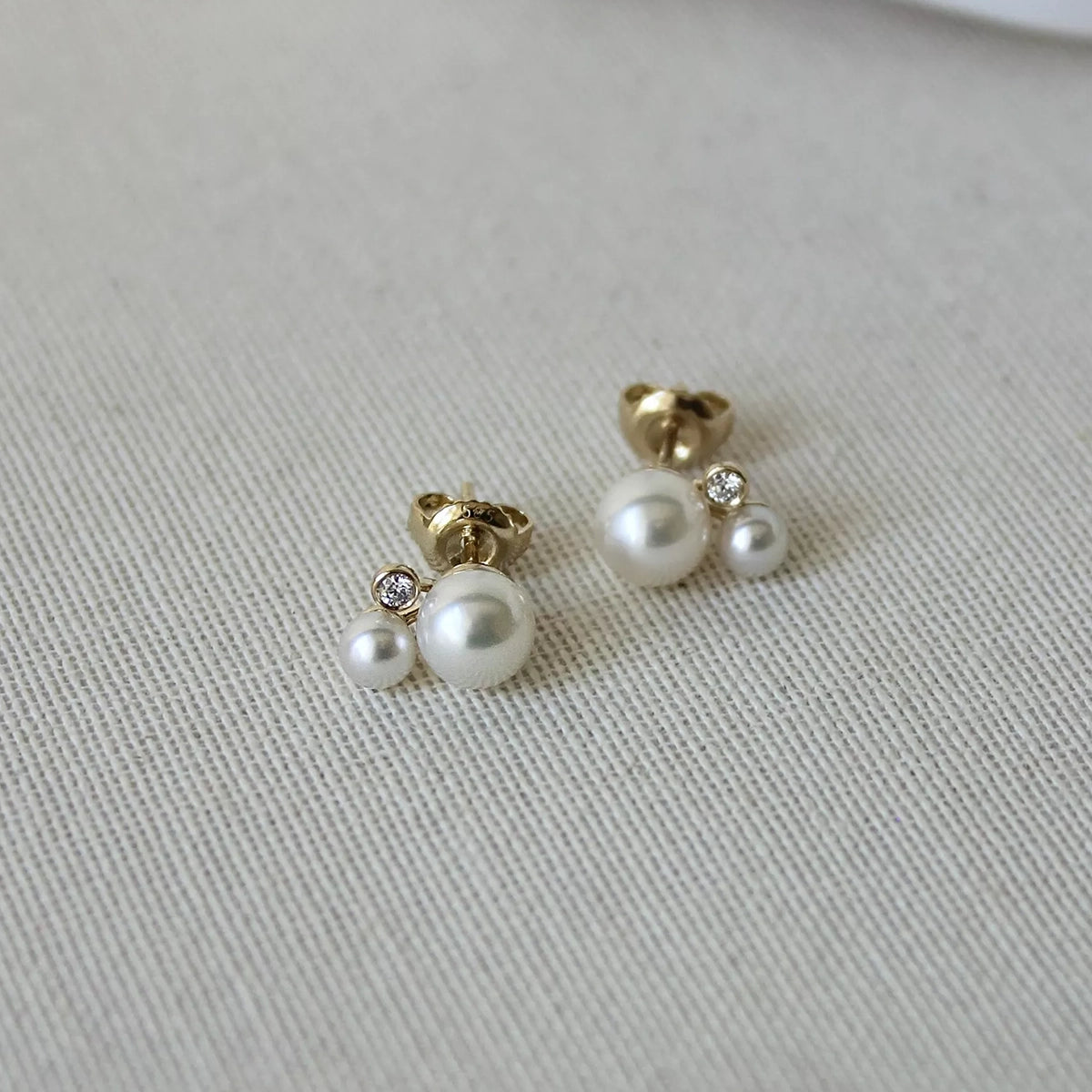 Siblings pearl ørstikker, 14K guld. – fra Dirks Jewellery | Dirks Jewellery