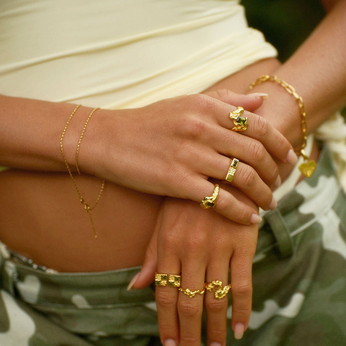 Store Contrast Ring Forgyldt Sølv – fra Camille Brinch | Dirks Jewellery