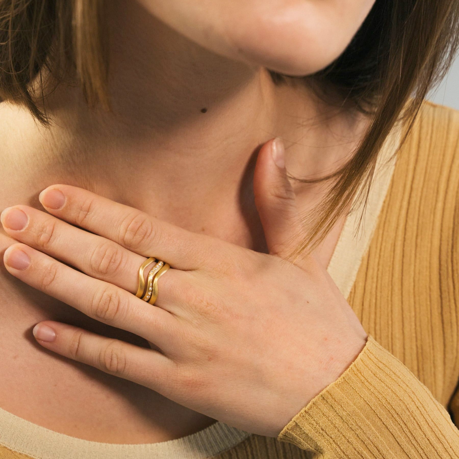 Vega Curl Diamond Ring, 18K Guld – fra Dulong | Dirks Jewellery
