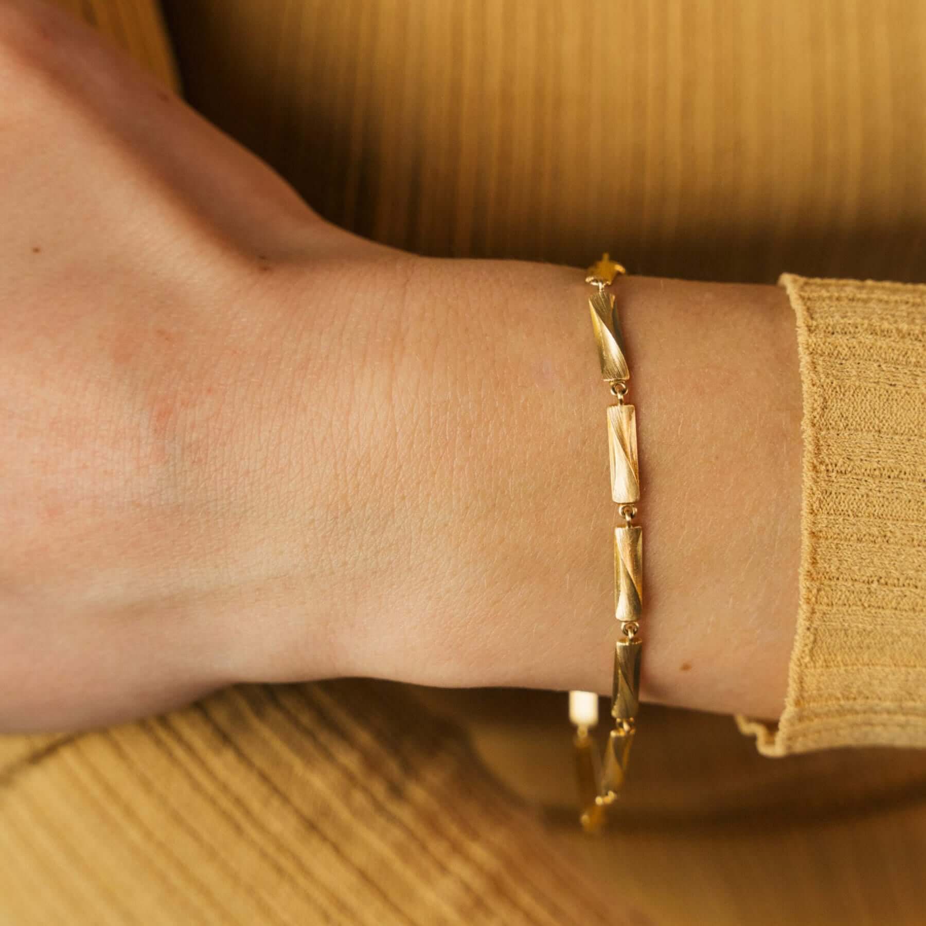 Relief armbånd, 18K guld – Ægte håndværk fra Dirks Jewellery