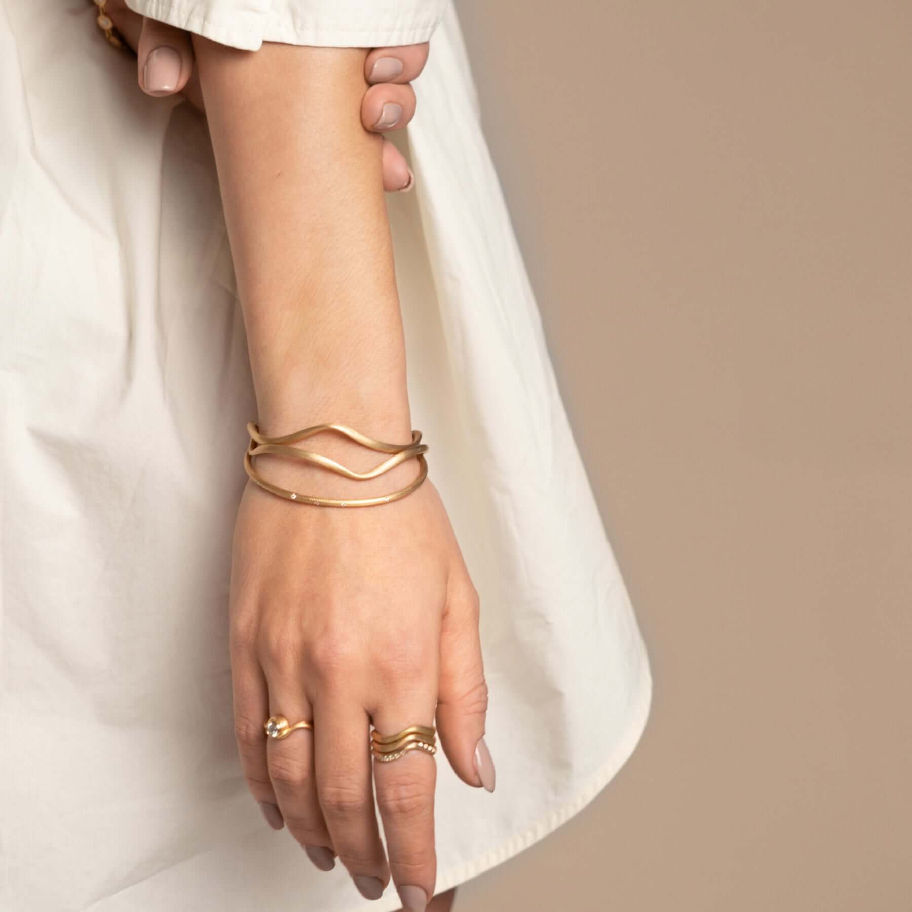 Vega Curl Armring, 18K guld – Ægte håndværk fra Dirks Jewellery