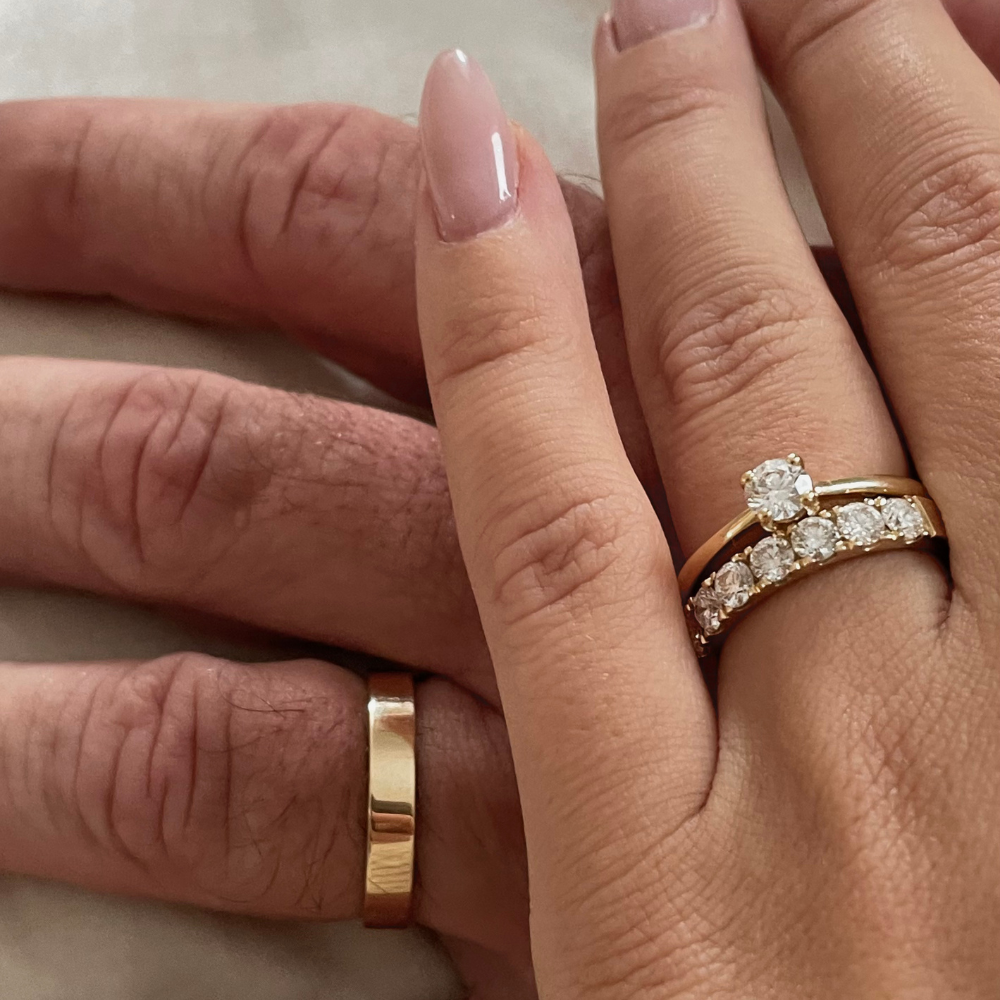 Vielse-to-haender-med-vielsesringe – smykker fra Dirks Jewellery