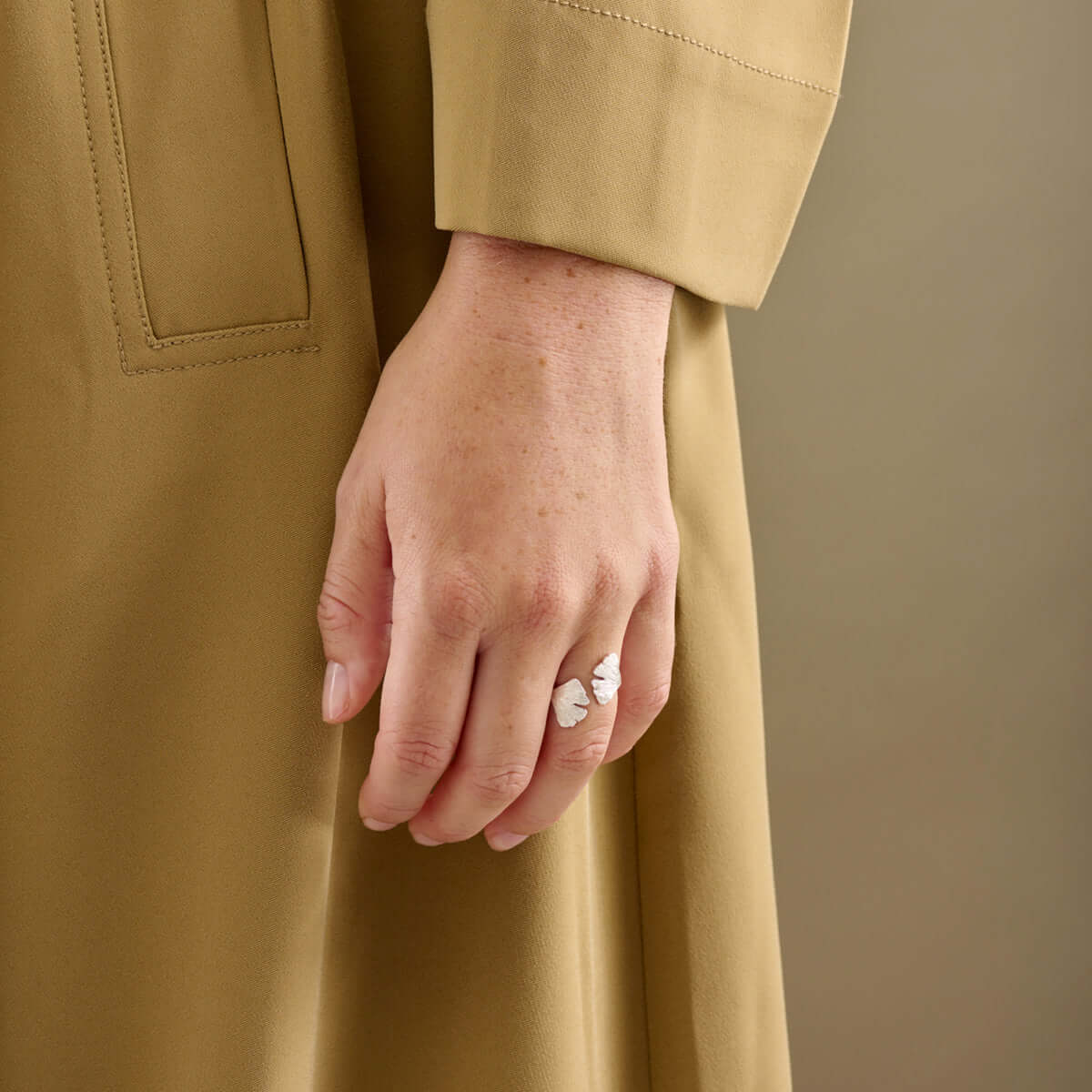 Biloba ring FG – Ægte håndværk fra Dirks Jewellery