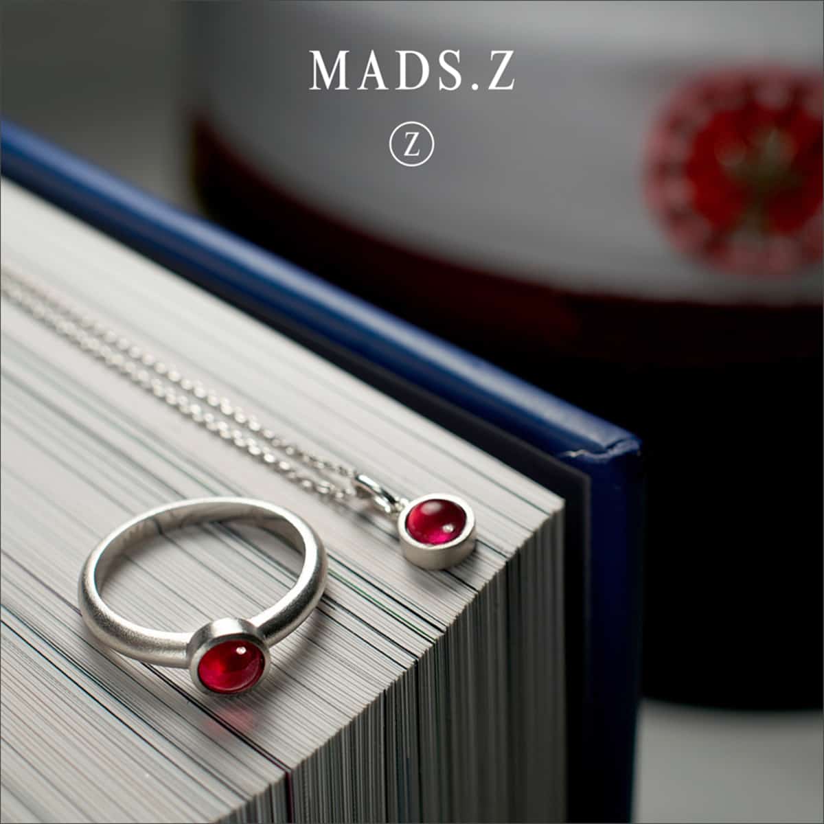 Cabochon ring,m. rubin sølv – fra Mads.Z | Dirks Jewellery
