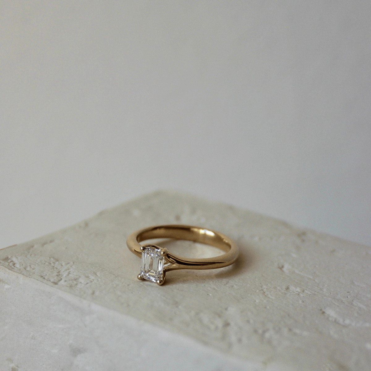 Demeter Ring, 14K guld m.emeraldcut diamant – Ægte håndværk fra Dirks Jewellery