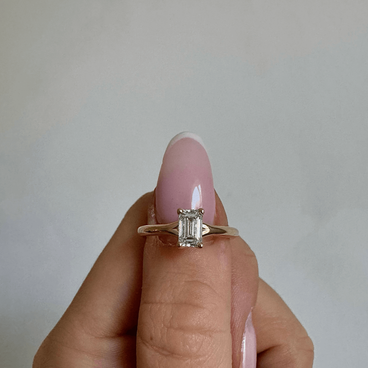 Demeter Ring, 14K guld m. emerald cut diamant – Ægte håndværk fra Dirks Jewellery