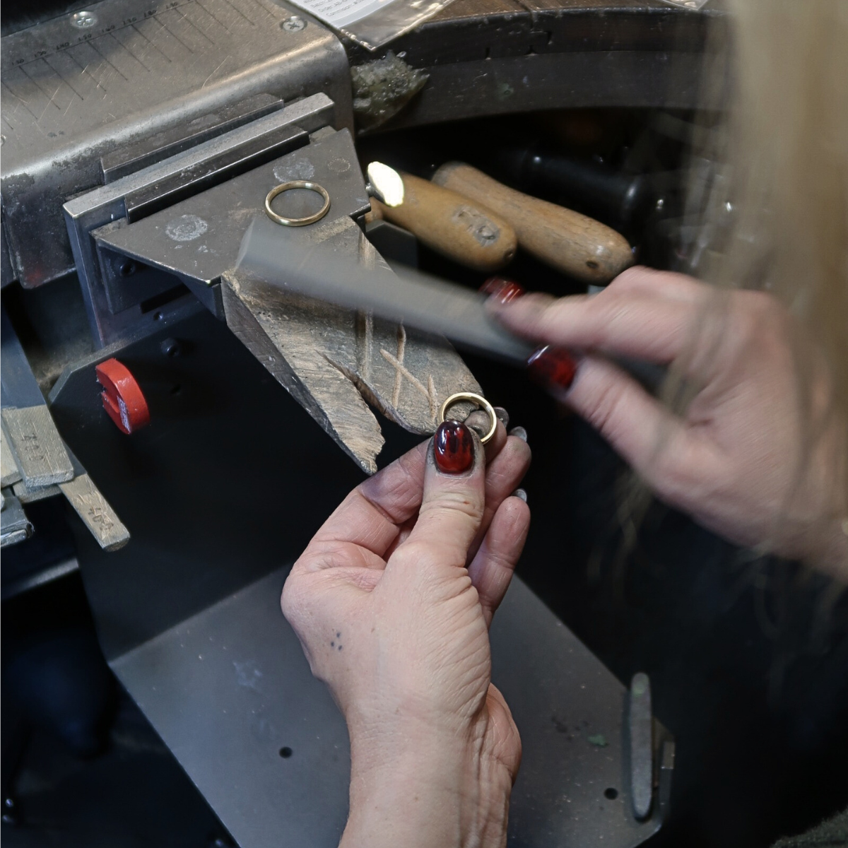 guldsmed-sliber-guldring – smykker fra Dirks Jewellery