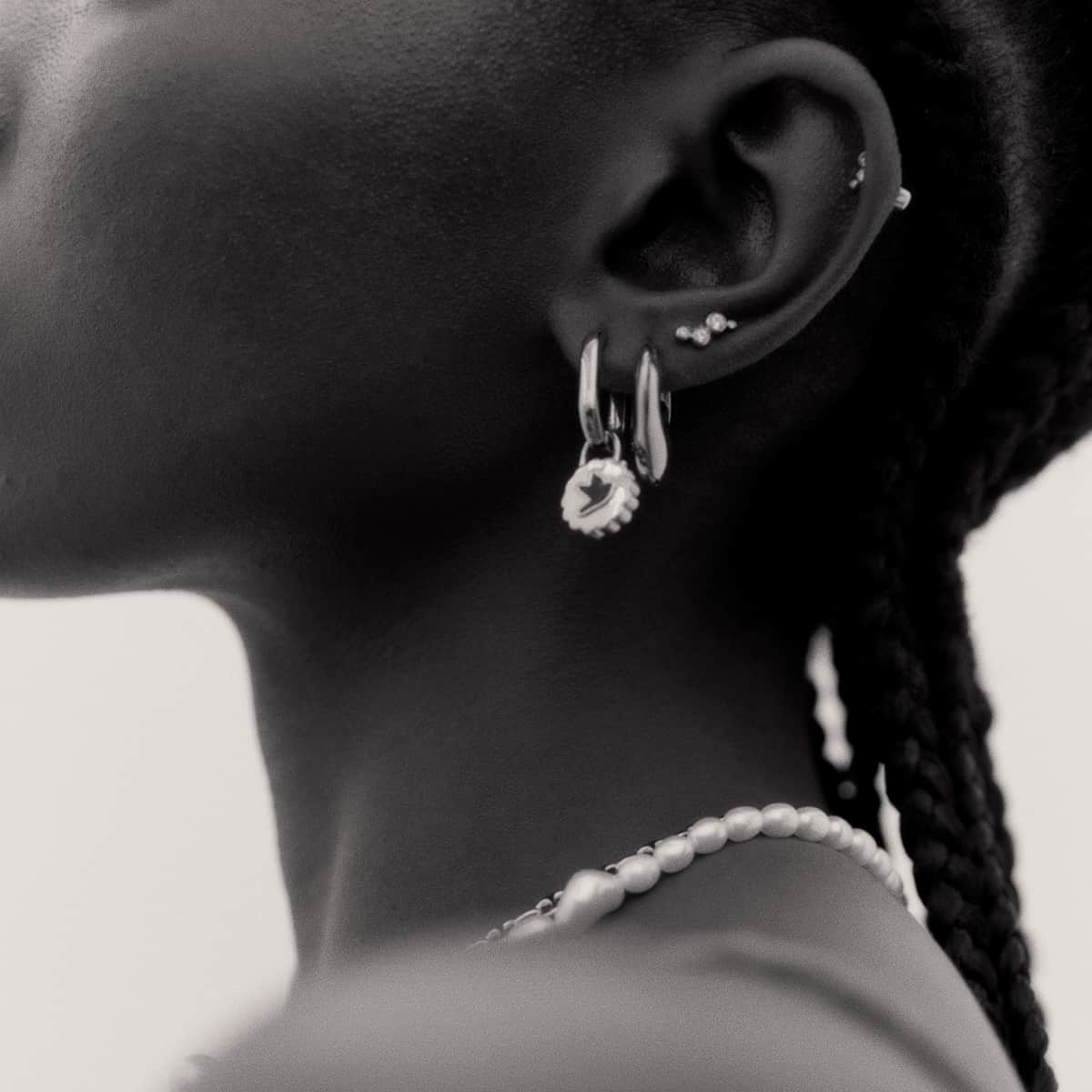 Hungover Huggie Forgyldt Sølv – Hoop Earrings fra Maria Black | Dirks Jewellery