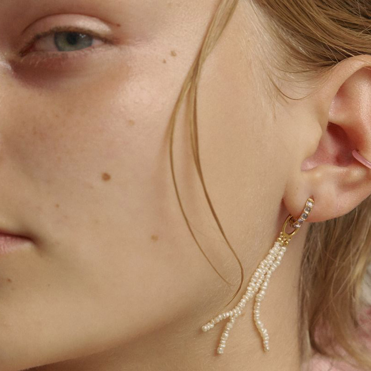 King Charm, forgyldt. – Hoop Earrings fra Maria Black | Dirks Jewellery