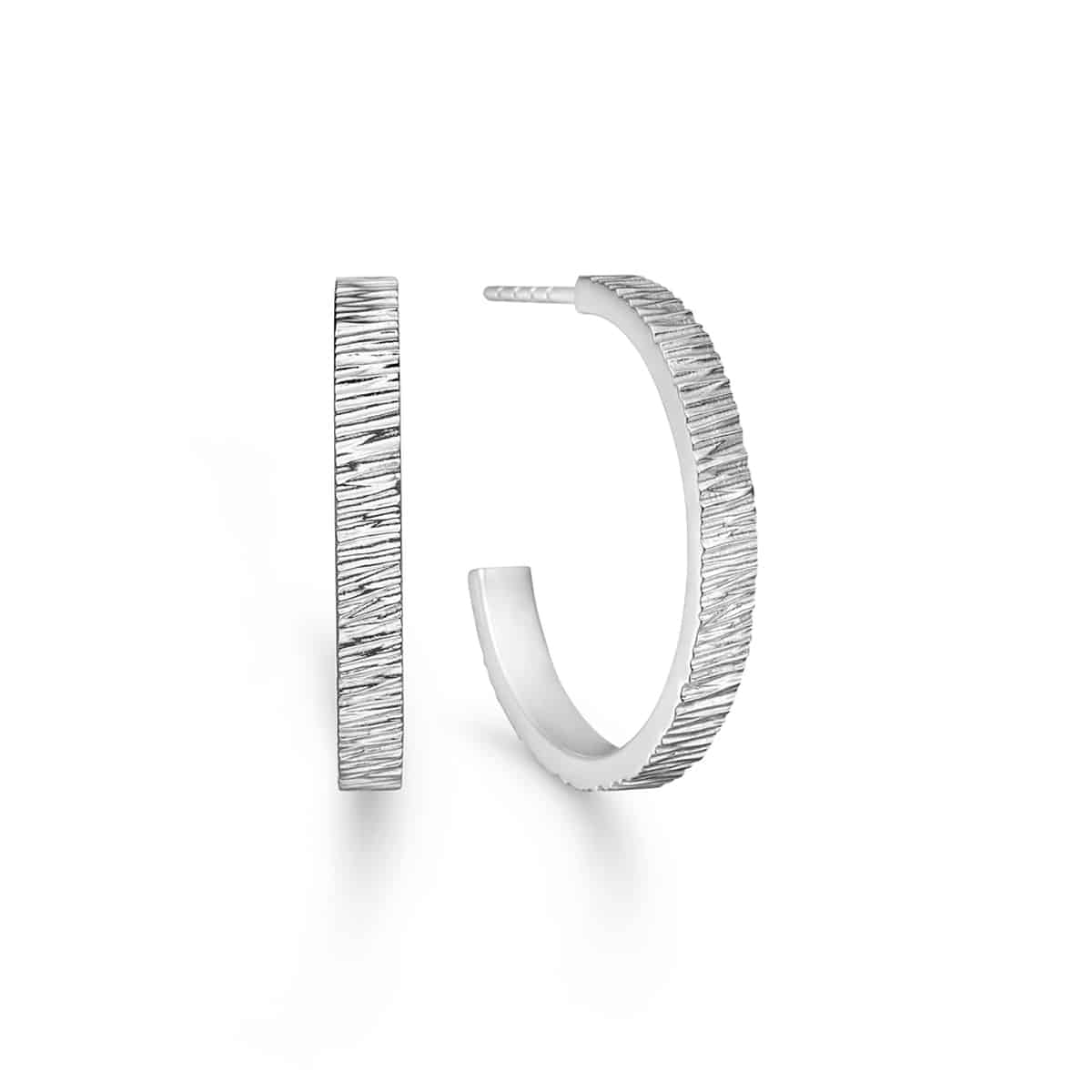 Poetry Wood sølv ørestik 25mm – Hoop Earrings fra Mads.Z | Dirks Jewellery