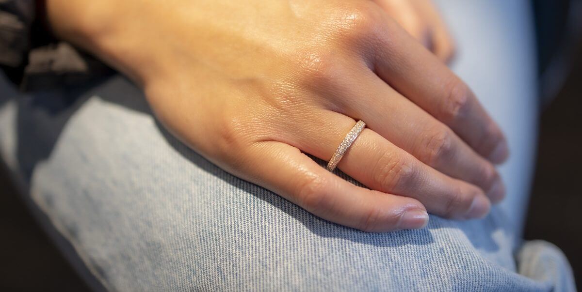 Alliancering, 14K guld m. brillanter – Ægte håndværk fra Dirks Jewellery