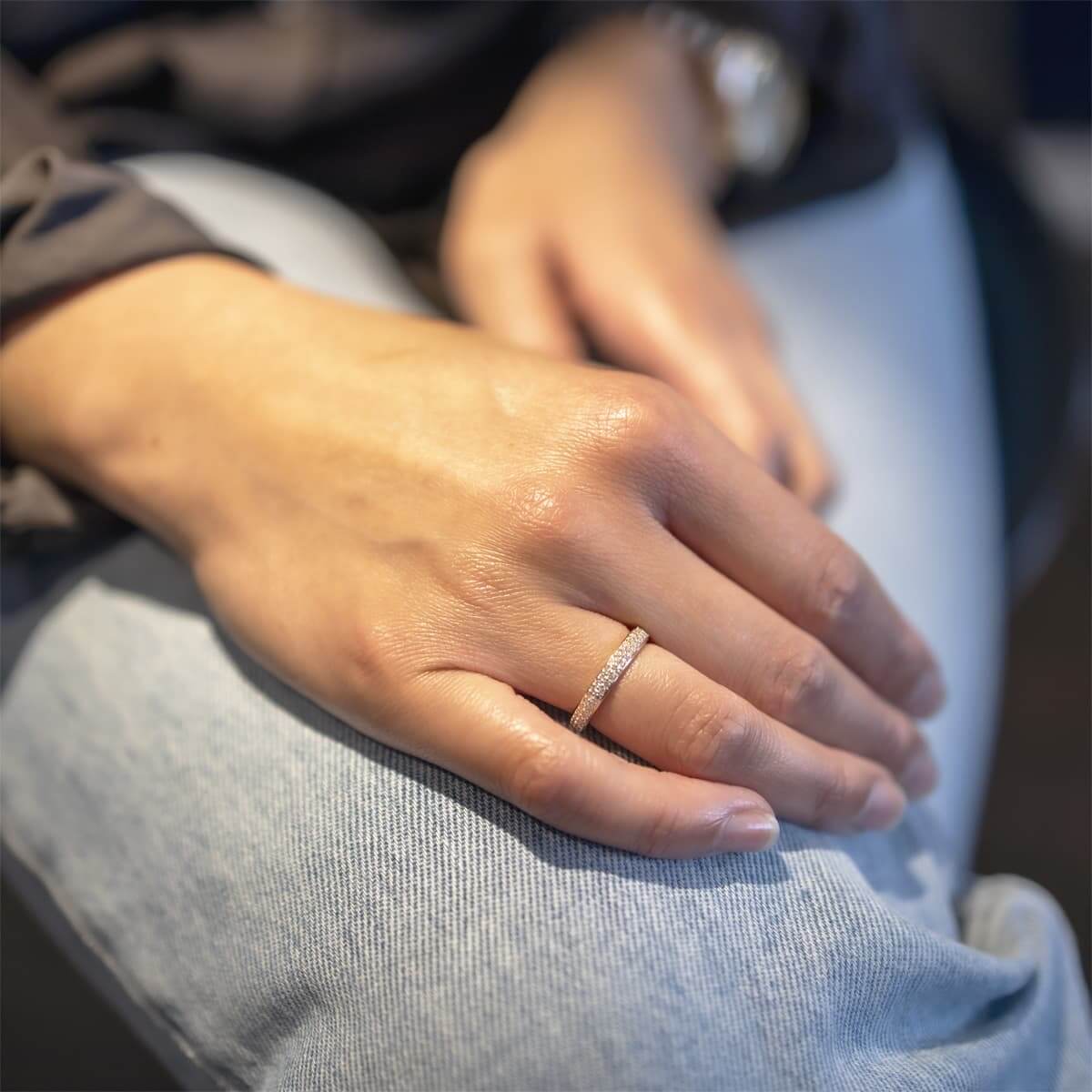 Gracie Square, 14K hvidguldsring m. pavé – Ægte håndværk fra Dirks Jewellery