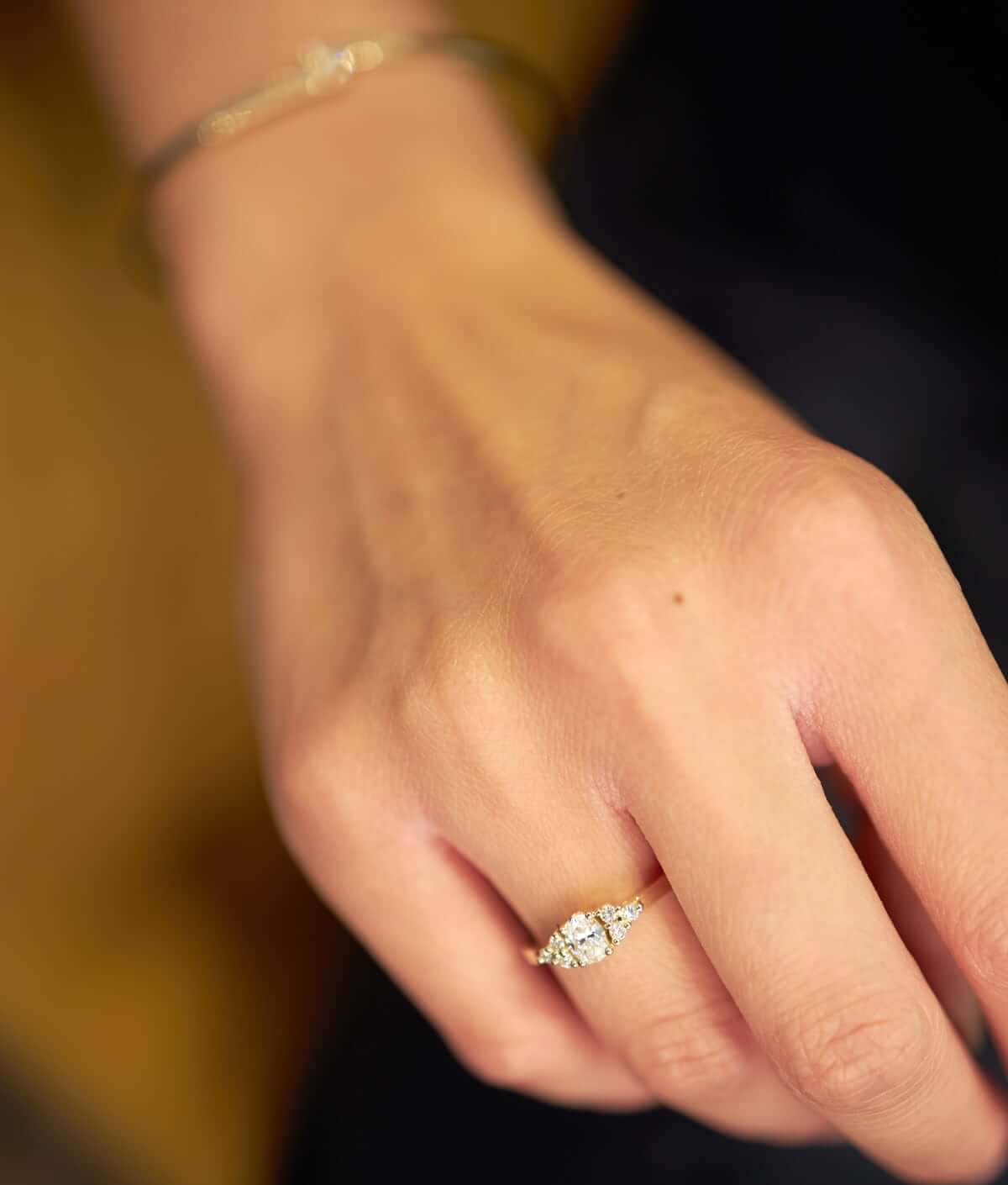 Helios, 14K guldring m. oval diamant + brillanter, 6x0,02ct TW.VS i sidderne, 0,30ct TW.VS centersten – Ægte håndværk fra Dirks Jewellery