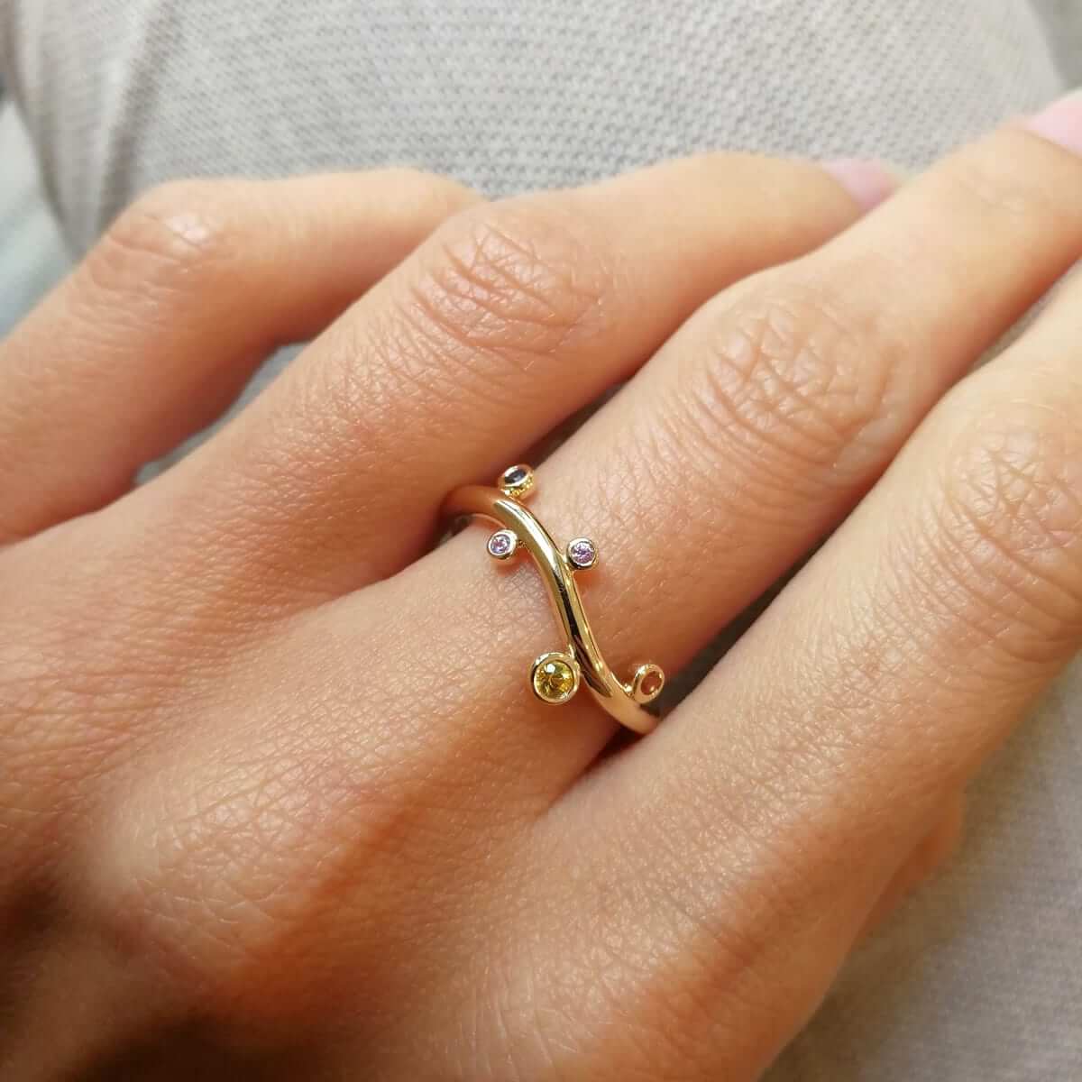 Oberon, 14K guldring m. safirer – Ægte håndværk fra Dirks Jewellery