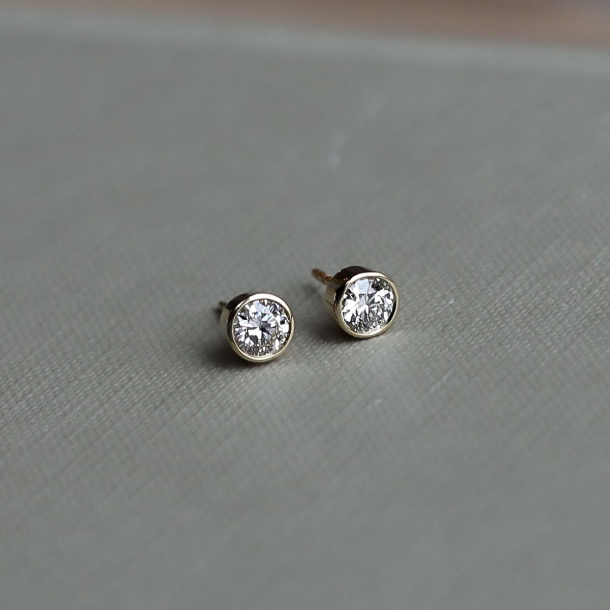 Isabel ØrestikkerLarge 1.0ct i alt 9k Guld