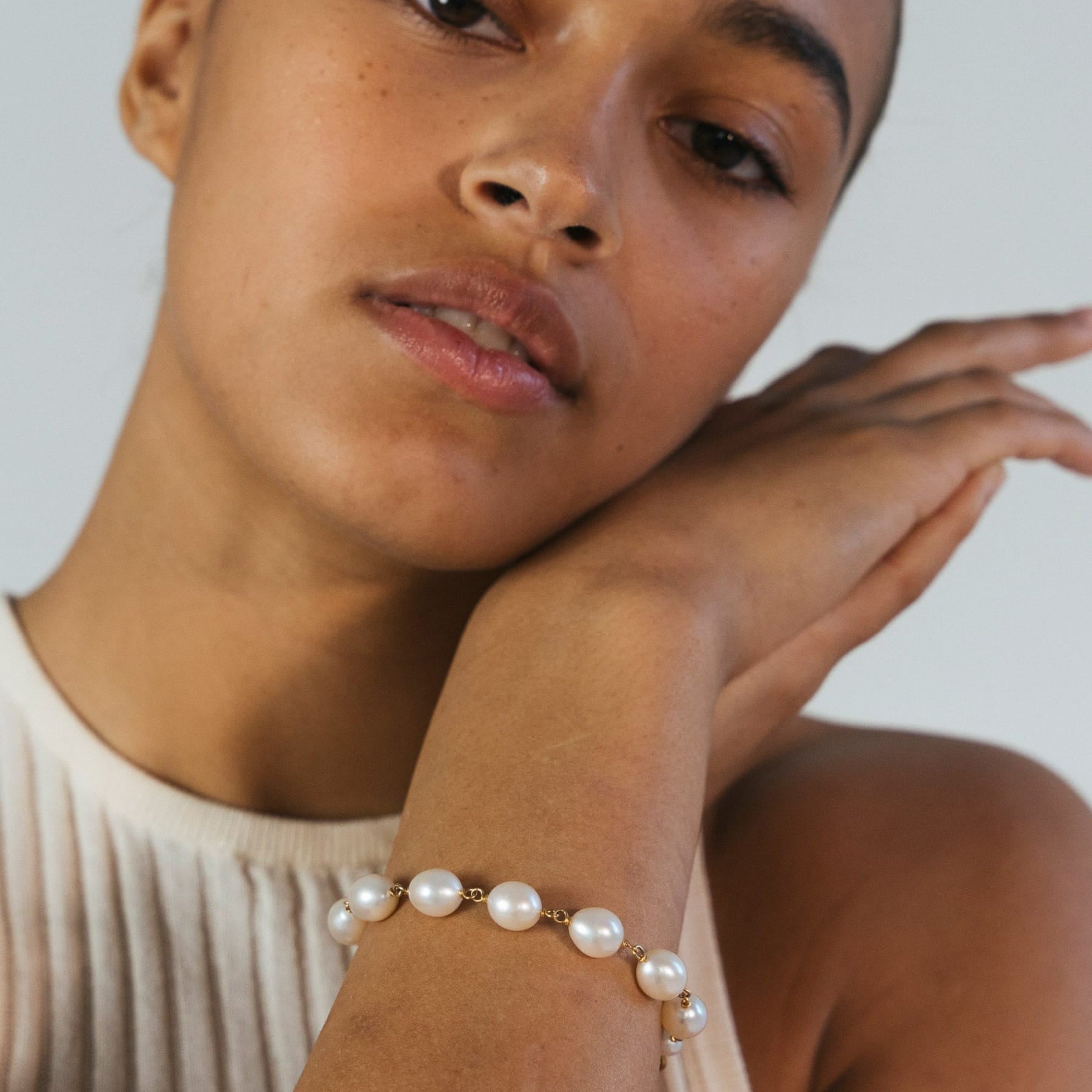 Ocean Armbånd, 18K guld m. FWP, lille – fra Dulong | Dirks Jewellery