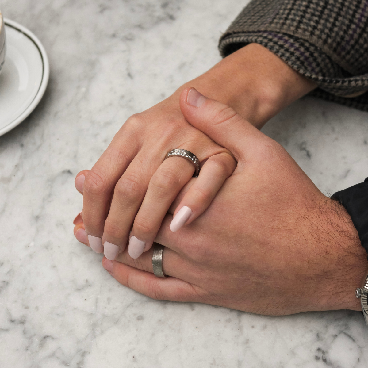 Par-der-holder-i-haand-vielsesringe – smykker fra Dirks Jewellery