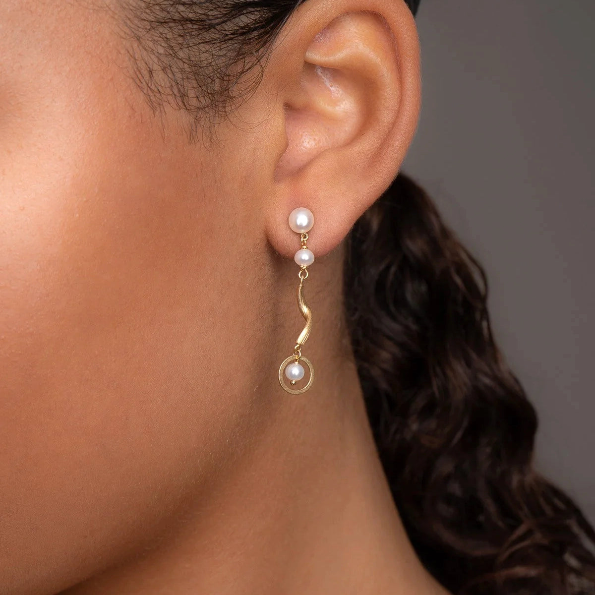 Vega Curl Øreringe Kort 18K Guld Perler